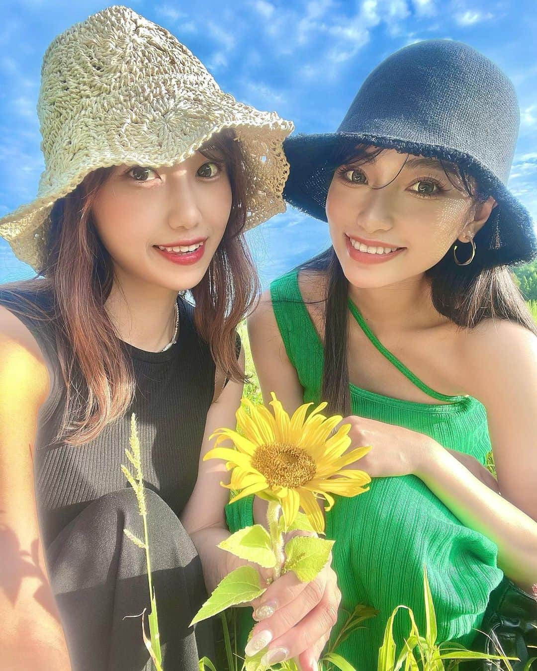 前川琳菜（りなち）のインスタグラム：「✩‧₊˚  ひまわり畑🌻🌻🌻 夕暮れ前に行ったから また雰囲気違くて綺麗だった💛  かえちゃんいつも色んな場所に 連れ出してくれてありがとう🥰🫶  #ひまわり #ひまわり畑 #向日葵 #向日葵畑 #🌻 #夏 #夏の思い出」