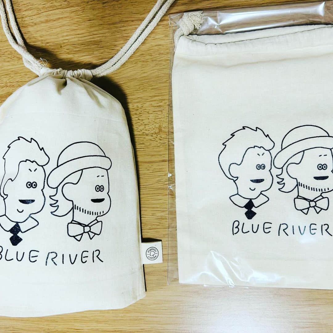 のインスタグラム：「27日の日曜日のライブで販売されます。 ブルーリバーTシャツと巾着です！ Tシャツは黄色が多く使われてるのでホークス、ギラヴァンツ北九州、熊本鎮西高校バレー部の応援の際にはおすすめです⚾️⚽️🏐 巾着はお子さんの給食袋、弁当箱入れ、大量の小銭を銀行に持って行く時におすすめです🍱💰 是非是非よろしくお願い致します🙇‍♂️ぬんっ！ #ブルーリバーライブ  #漫才二本とも新ネタ」