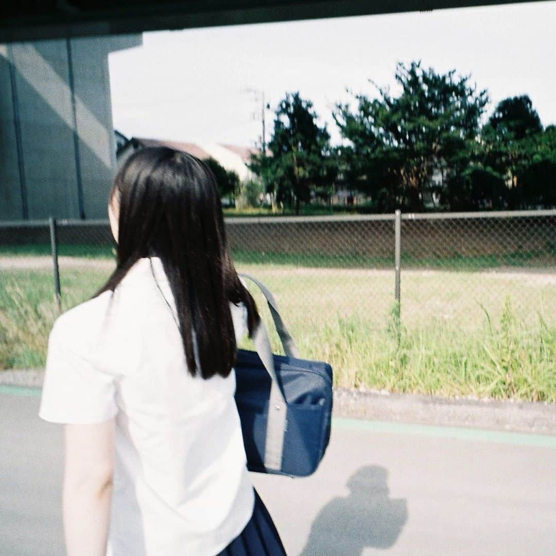 金村美玖さんのインスタグラム写真 - (金村美玖Instagram)「️ ️️ ️ ️ ️️ ️ 本日にぶちゃんがしばらく休養するという お知らせがありました。  やっぱり寂しいよね、寂しい。  でもにぶちゃんが悔しい分まで頑張るね。大好きよ〜  フィルムのみくふぉとがあったので載せます。📷 ️ ️️ ️」8月25日 19時42分 - miku_osushi
