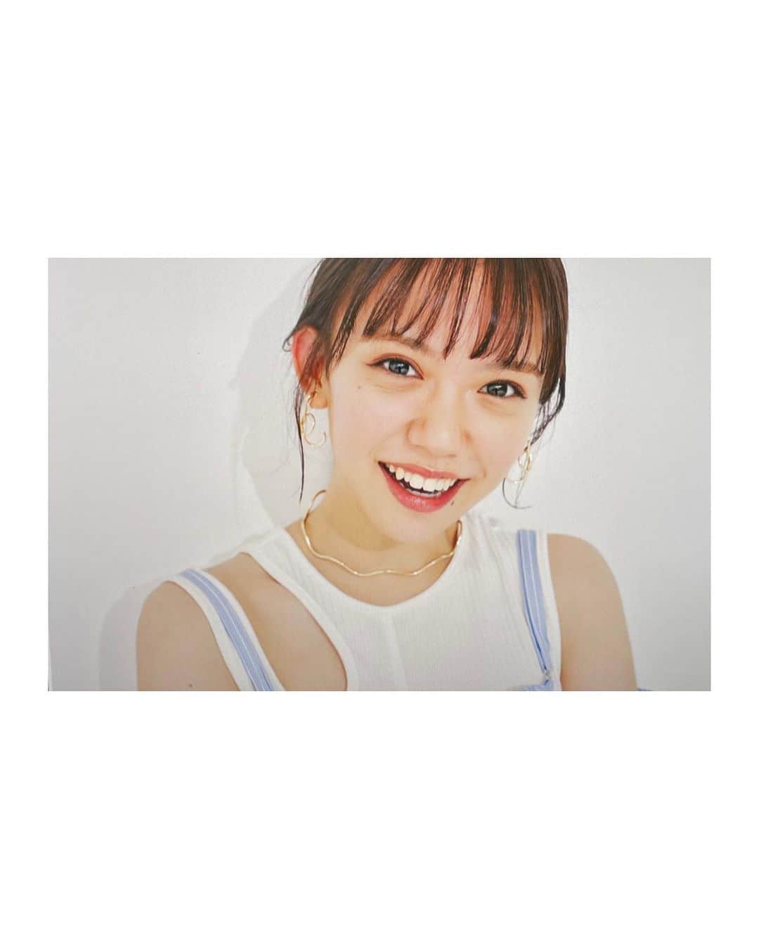 川瀬あやめ（ukka）のインスタグラム：「・ 8月の生写真笑ってて素敵🌻 私この写真とってもお気に入りなんだけど、どうー？  #夏コーデ #生写真 #川瀬あやめ #ukka」