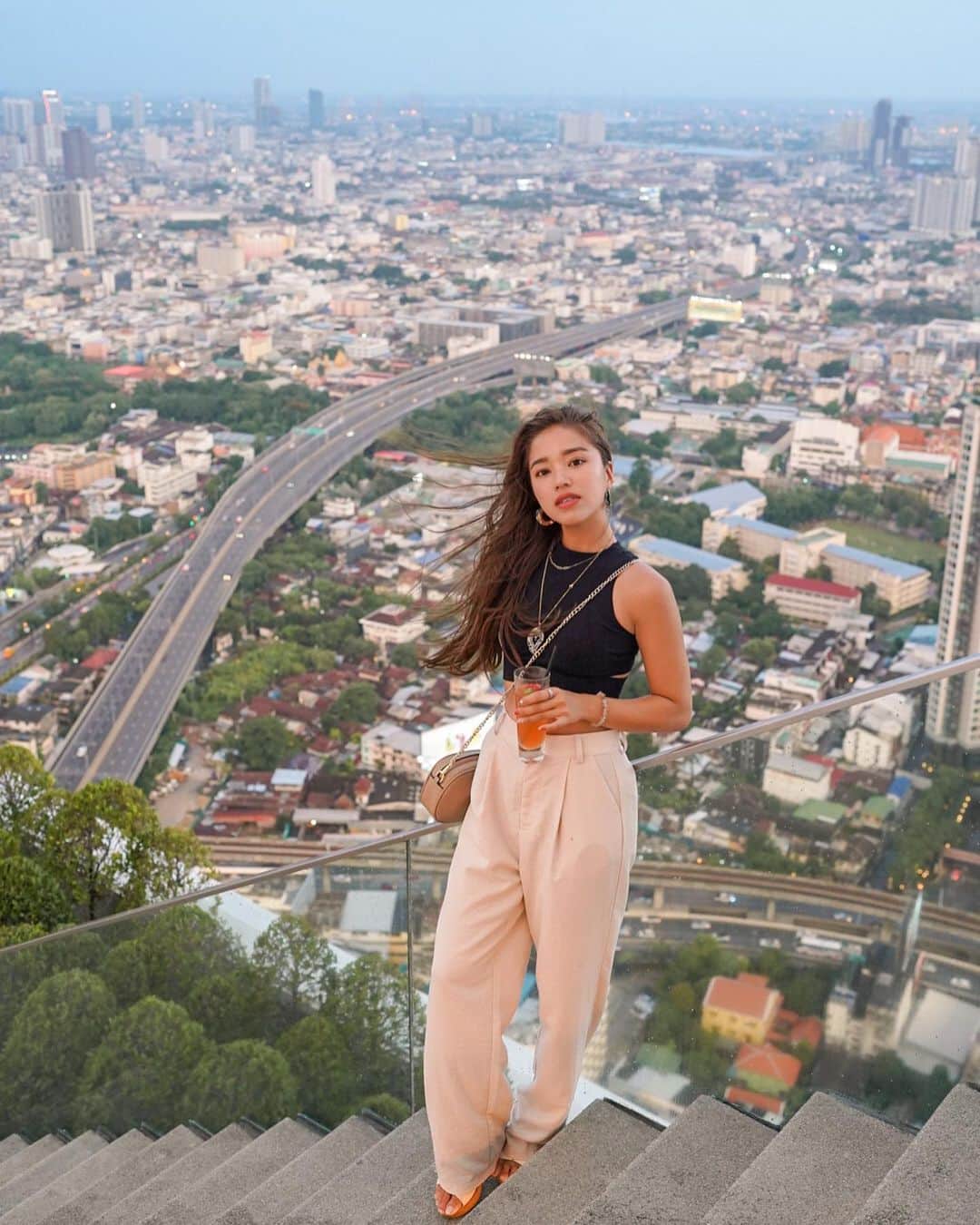 羽石杏奈のインスタグラム：「the world is yours. 💫  . . バンコクで訪れたい場所のひとつ、ルーフトップバー🤍 バンコクには100(!)を超えるルーフトップバーがあって、 今回初めてステートタワー64階にある、”lebua”へ✴︎ 景色もカクテルも雰囲気も 本当に最高で、日常とは違う気分に浸れて、 バンコクでルーフトップバーが好きになった🥺♡ みんな好きなルーフトップバーがあったらおしえて🍹💓  Ready to make Bangkok's rooftop bar scene the highlight of your trip ?🥂 Absolutely in love with lebua at State Tower, also known as Sky Bar, located on the 64th floor. Sipping cocktails at one of the world's highest sky bars, surrounded by stunning views of the city. 🌇❤️  #writeyourown2023 #amazingthailand supported by @globalwifi_official」