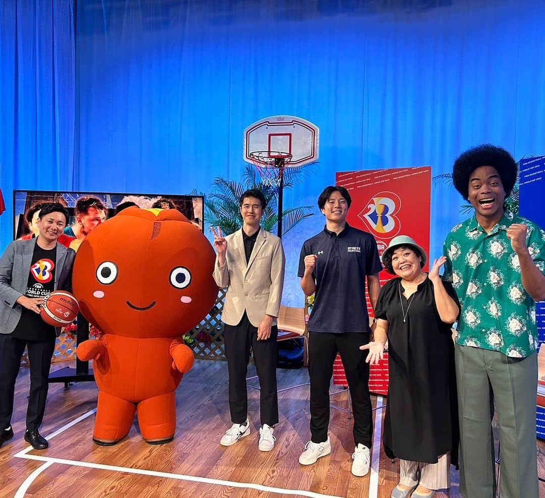 副島淳のインスタグラム：「めんそーれ！  本日、19時55分からＮＨＫ沖縄にて FIBAバスケットボールワールドカップ２０２３　公開生放送！  【バスケW杯が沖縄にやってくる！開幕直前SP】をお届けします！  出演は  #石崎巧 （元日本代表・元琉球ゴールデンキングス） #副島淳 （タレント） #喜舎場泉 （お笑い芸人） #沢田石和樹 （NHK沖縄アナウンサー） #寺内皓大 （NHK沖縄アナウンサー  さぁ、いよいよはじまりますよ！  #akatstkijapan #日本一丸」