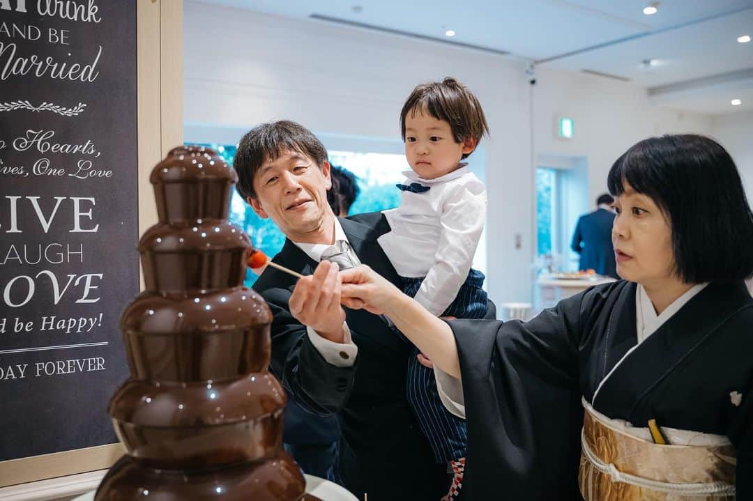 アニヴェルセル 大阪 公式のインスタグラム：「デザートビュッフェ🍫  子供から大人まで楽しめちゃいます💕 ゲスト全員が大満足◎🎵  @anniversaire_official  @anniversaire_osaka   ＿＿＿＿＿＿＿＿＿＿＿＿＿＿＿＿＿＿＿＿＿＿  大阪・難波の結婚式場 アニヴェルセル 大阪 @anniversaire_osaka  ▫️ドレスが映えるロイヤルブルーの大聖堂 ▫️天候に左右されないフラワーシャワースペース ▫️なんば駅すぐに佇むお城のような外観  特別な空間で憧れのウェディングが叶います ＿＿＿＿＿＿＿＿＿＿＿＿＿＿＿＿＿＿＿＿＿＿  #結婚式 #ウェディング #アニヴェルセル #アニヴェルセル大阪 #大阪結婚式場 #大阪結婚式 #なんば結婚式 #なんば結婚式場  #プレ花嫁 #アニ嫁 #2023花嫁 #2024花嫁 #式場見学 #式場探し #ブライダルフェア #フォトウェディング #ウエディングフォト #大聖堂 #大聖堂ウェディング #デザートビュッフェ」