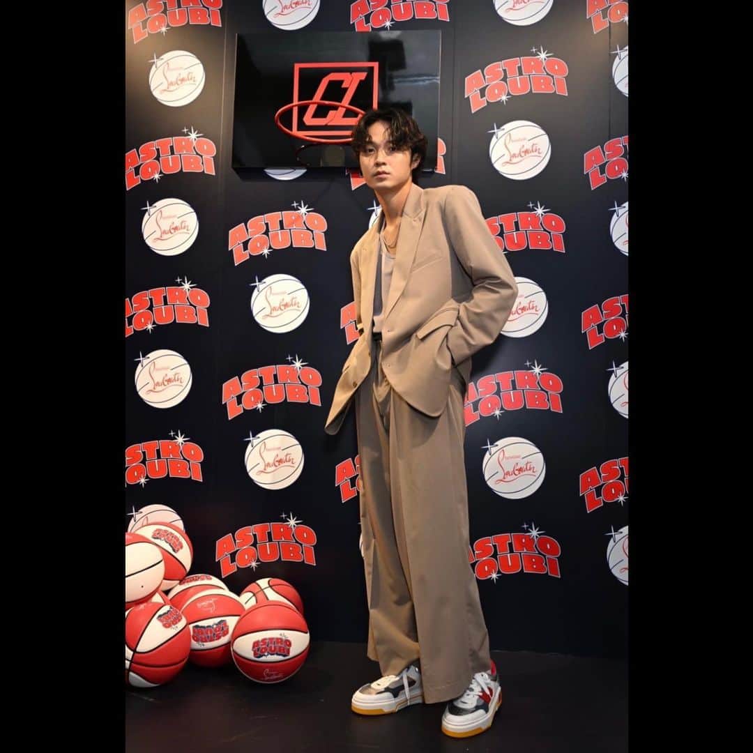 磯村勇斗のインスタグラム：「.  Christianlouboutin  「ASTROLOUBI（アストロルビ）」  バスケットシューズを彷彿させるデザインにオールドスクールの美学を織り交ぜた新作スニーカー。  かかと部分にはルブタンの象徴でもあるスタッズもあしらわれ唯一無二のスニーカーでした。  8月30日（水）から発売。  #Christianlouboutin #クリスチャンルブタン  #pr」