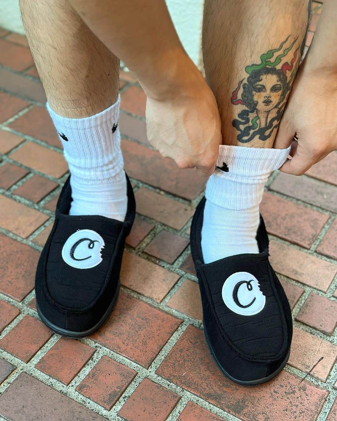 GROW AROUNDのインスタグラム：「COOKIES CKS WAKE & BAKE HOUSE SHOES COOKIESにHOUSE SHOESが入荷しました！！ コーデュロイ生地にラバーのアウトソールがついているのでクッション性や耐久性も良くなっています！！ サイズは2サイズ展開で8/9,10/11のサイズになっています。 DICKIES 13" LOOSE FIT FLAT FRONT WORK SHORTSと相性もバッチリです！！ ORIGINAL LOGO SLIDES にBLUEと REDも入荷してます！！」