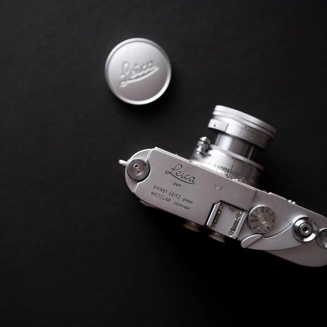 市川渚のインスタグラム：「. . フィルムカメラをお迎えしまして。デジタルとはまた違う感覚で撮ることを楽しめたらなあと思っている。  レンズ、カメラともにわたしの母の生まれ年と同じ、1956年製📷 ⁡ ⁡ I've recently got a film camera, Leica M3. I'm looking forward to enjoying a different shooting experience compared to digital. ⁡ Both the lens and the camera were made in 1956, which is the same year my mother was born.」