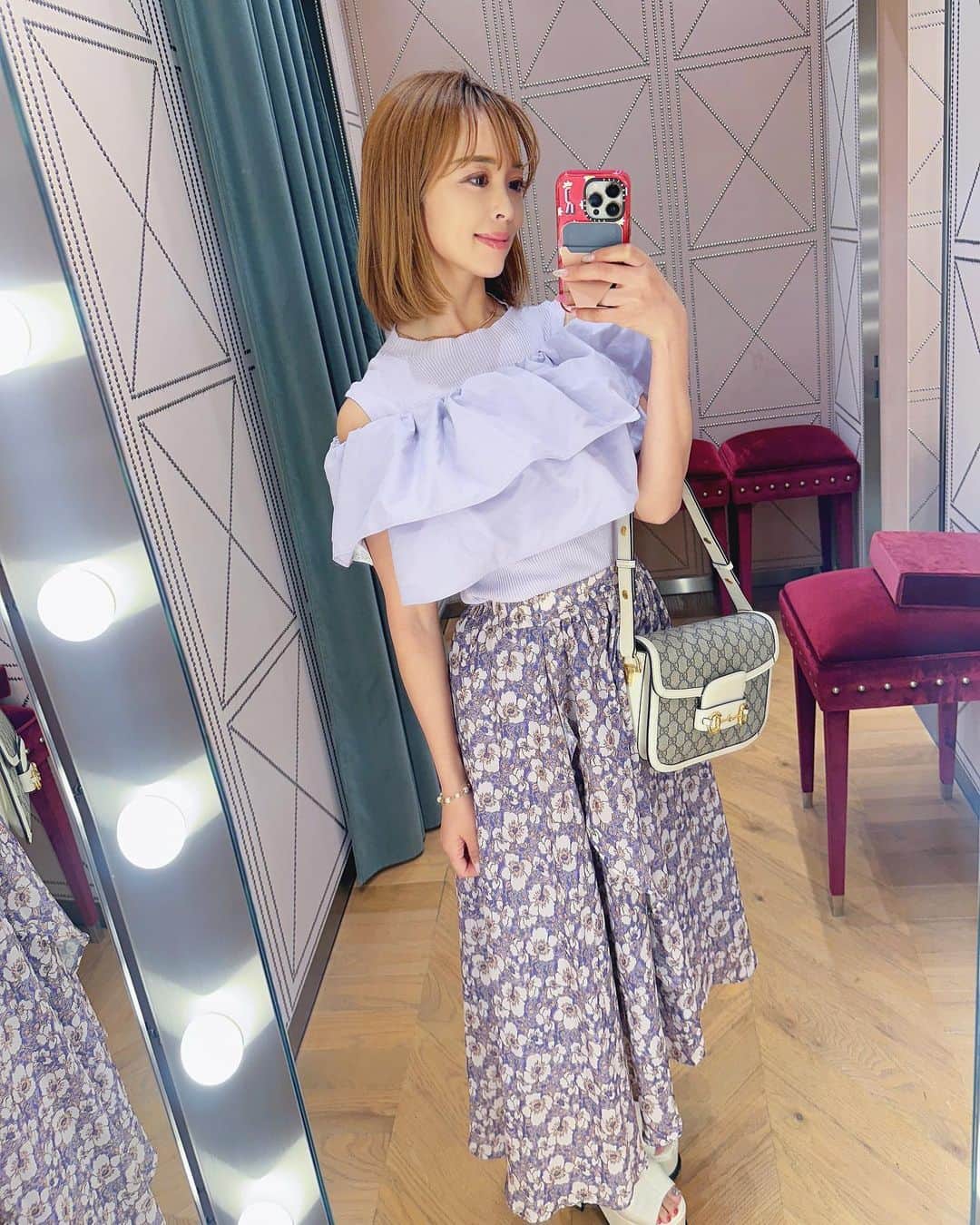 板橋瑠美のインスタグラム：「葬儀が無事に終わり、明日から通常の生活に戻ります。  本当にたくさんの方から、愛のあるメッセージに涙涙の日々でした。  本当にものすごい量で返すのに追いつかないので、心より感謝を込めて、イイねの❤︎を全員に返させていただきます。🙇‍♀️  本当にご親族がお亡くなりになられた方々がとても多く…自分のことのように見てくださっていて、、、  私も今回初めてここまで近い親族を亡くしたので、 本当に辛かった。マジでここまで辛いのかと驚くくらい。  だけど．本当にだからこそ気がつくことがたくさんありました。  生きたくても頑張っても生きられない人もいる。 だからこそ自分の命を経とうとする方には、命の大切さを改めて再確認してほしい。  生きられなかった叔父のためにも。。。  私も親からいただいた、この大切な命を噛み締めて感謝を忘れずに最高な人生にしていきたいと思ってます💓  そして更に一致団結したうちのファミリーは、更にバージョンアップしました✨✨  叔父が絆を深くしてくれました💓  命のありがたみ…この世に生まれた奇跡。  毎日噛み締めて生きていこうと思ってます💓  とんでもない金髪でとんでもないプリンだからꉂ笑꒱明日美容院行って来ます＾＾  まだたまに、康雄ロス投稿はありますが、暖かく見守ってください💓  ひとまず１日葬で全て今日終わりましたことを報告します✨  また49日、納骨まで、やすおくんの綺麗なまーるいおでこの綺麗に残った遺骨とすごしたいと思います💓  本当に、たくさんのメッセージありがとうございました^ ^」
