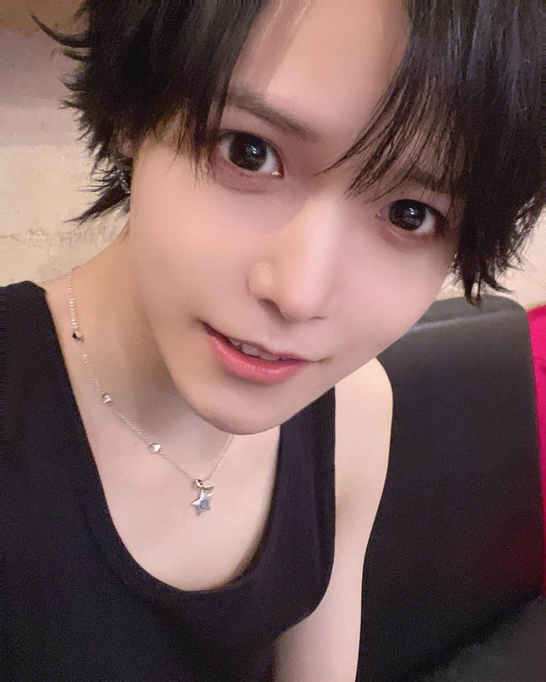のインスタグラム：「意外と、、、❤️‍🔥 ・ ・ ・ #ポートレート #メンズアイドル #アイドル #かわいい #かっこいい #自撮り界隈 #両目界隈 #雰囲気男子 #雰囲気好き #メン地下  #メンズメイク #メンズヘア #あざと男子 #彼氏感 #彼女目線  #l4l #instagood #Instagram #selca #selfie #instalike #follow #followme #japaneseboy #japanboy」