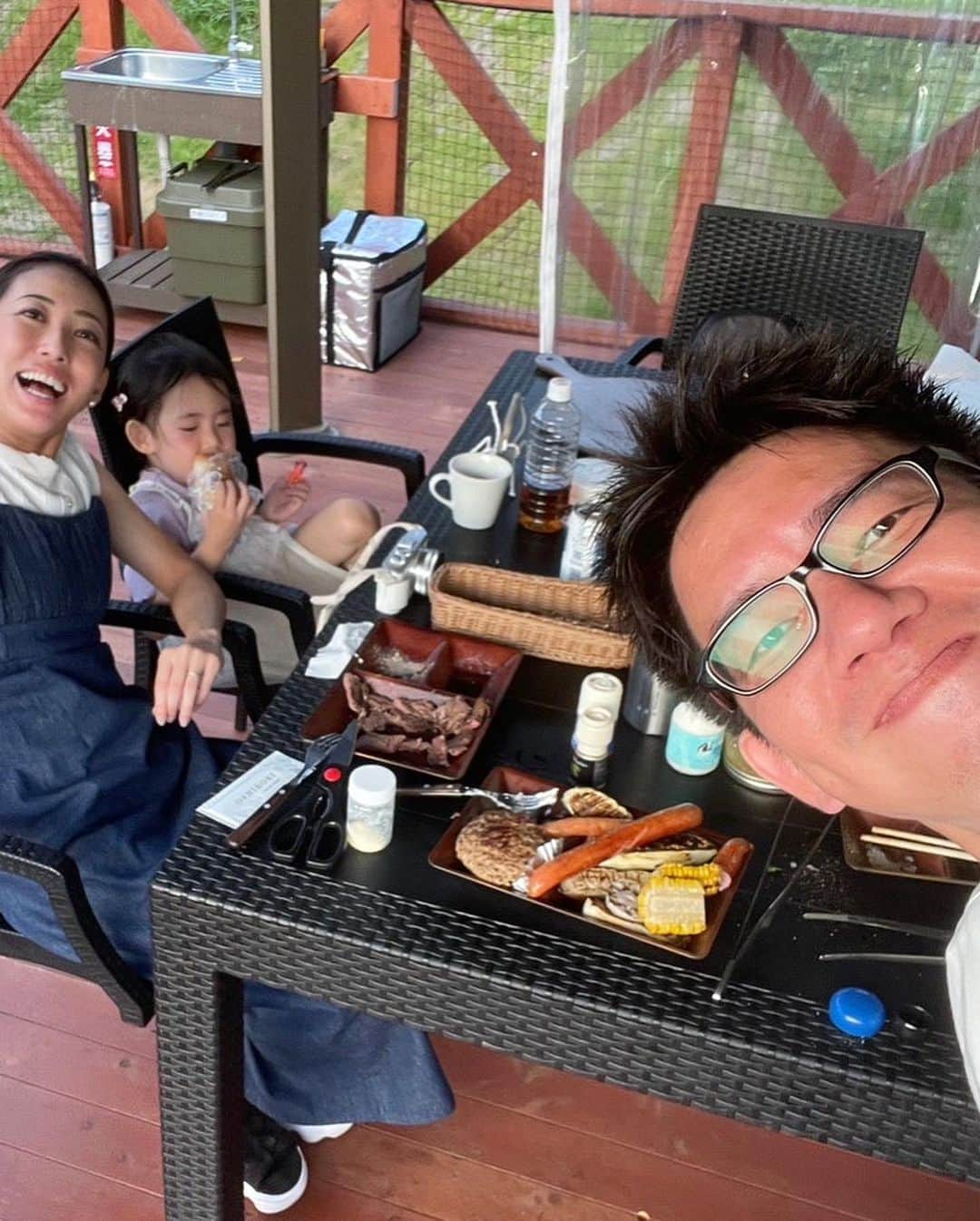 花蝶しほさんのインスタグラム写真 - (花蝶しほInstagram)「#夏の思い出 #振り返り #BBQ #からの #キャンプファイヤー #紗良は #キャンプファイヤーの事を #マシュマロを食べる事だと #勘違いしてますw #マザー牧場グランピング」8月25日 19時49分 - s1h0i1h2o