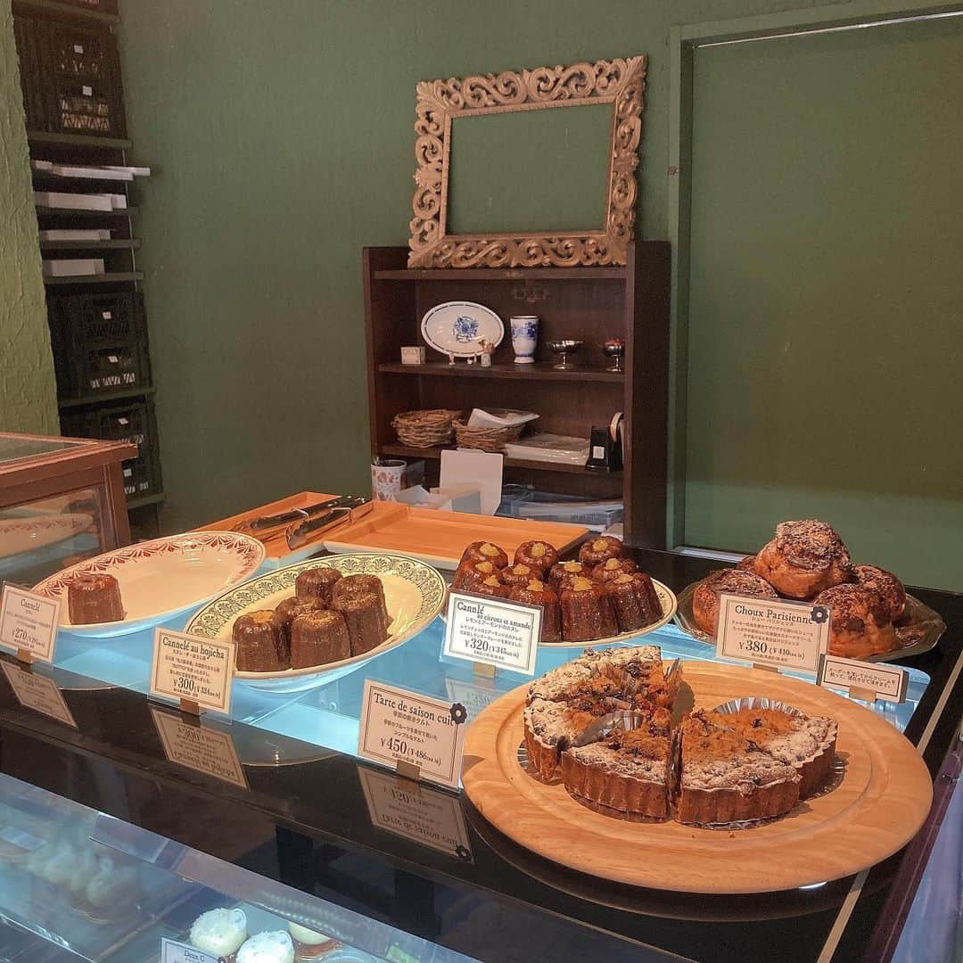 のインスタグラム：「金沢で行ったお菓子屋さん🥮  ほうじ茶味のカヌレ食べたんだけど、めちゃ美味しかった〜😋」