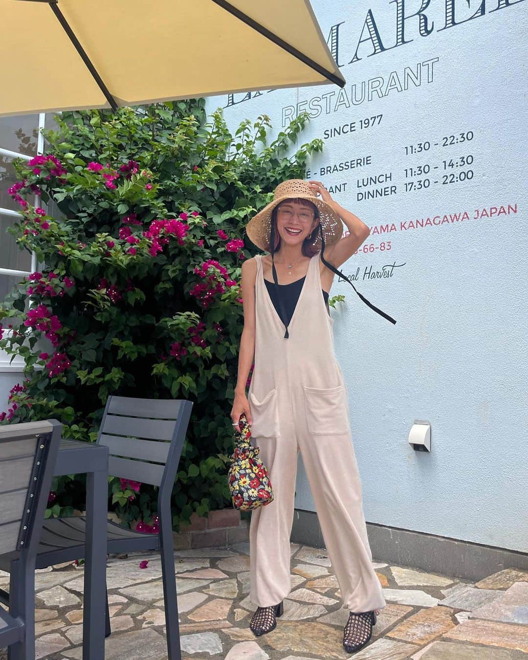 のインスタグラム：「風がとっても気持ち良かった日♡  このオールインワンも生地が気持ちいい☺️ ほんとは前後逆なんだけど、 こっちを前に着た感じがすきだから 逆に着ちゃってる〜ルルル♡  ブーゲンビリアもすき🩷🩷  #海のある暮らし #海のある生活 #インテリア #男の子ママ #女の子ママ #ミッドセンチュリー #カラフルインテリア #ヴィンテージ家具 #海の見える家 #ファッション #オールインワンコーデ #interiordesign #interiorinspiration #interior」