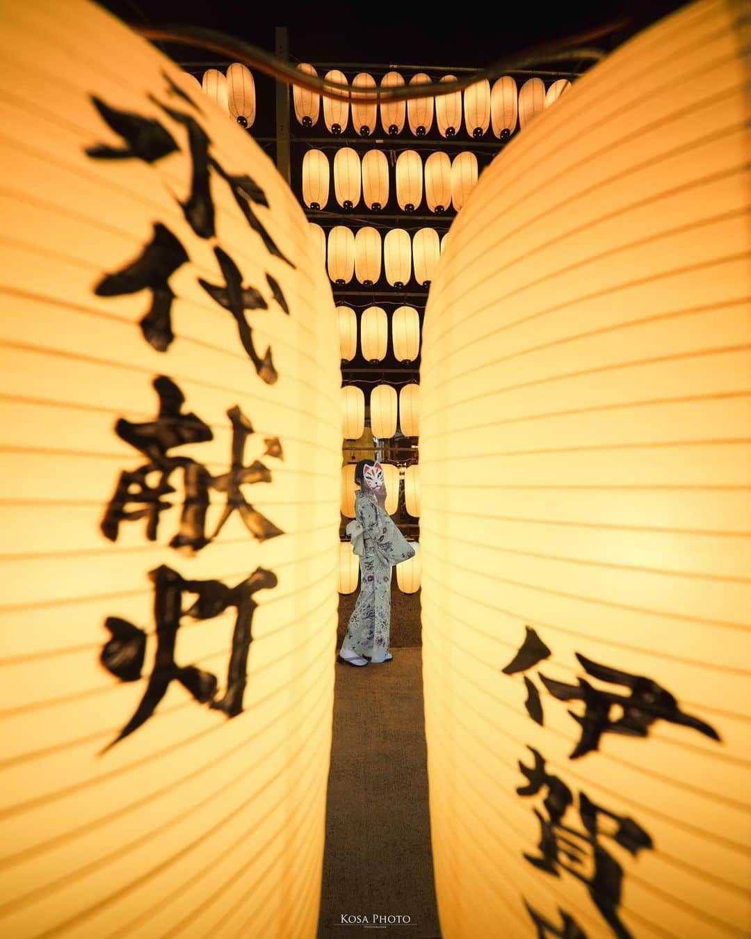 コサさんのインスタグラム写真 - (コサInstagram)「約6,000個の提灯は圧巻‼️ レンズをあれこれ変えて、妙に創作意欲を掻き立てられる場所でした👍  急に風が出てきたので車に戻ったら… ゲリラ豪雨に☔️ あと数分、遅れてたらアウトだったなぁ😲 . Location:三重 Mie / Japan🇯🇵 Date:2023年8月 Camera:Z9 in frame: @chami_2nd . #tokyocameraclub #art_of_japan_ #jgrv_member #team_jp_ #photo_jpn #sorakataphoto #LBJ_KING #mst_vip #広がり同盟メンバー #special_spot_legend #みんすと夏祭り #SBIいきいきフォトコンテスト2023 #万灯みたま祭 #raytrek_stylishsummer #tanddフォトコンテスト2023 #ワクワク #nikoncreators #nikoncreators_2023travel #jp_portrait_collection #ポトレファン倶楽部 #ポトレ撮影隊 #jp_mood  #jp_portrait部 #何気ない瞬間を残したい #clv_galerie #NSG_IG #mf_landscape #Rox_Captures #japan_best_pic」8月25日 19時53分 - kosa_photo