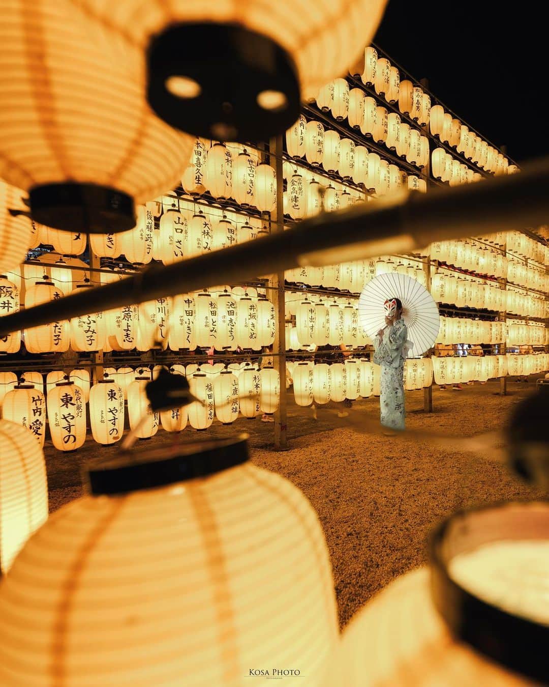 コサさんのインスタグラム写真 - (コサInstagram)「約6,000個の提灯は圧巻‼️ レンズをあれこれ変えて、妙に創作意欲を掻き立てられる場所でした👍  急に風が出てきたので車に戻ったら… ゲリラ豪雨に☔️ あと数分、遅れてたらアウトだったなぁ😲 . Location:三重 Mie / Japan🇯🇵 Date:2023年8月 Camera:Z9 in frame: @chami_2nd . #tokyocameraclub #art_of_japan_ #jgrv_member #team_jp_ #photo_jpn #sorakataphoto #LBJ_KING #mst_vip #広がり同盟メンバー #special_spot_legend #みんすと夏祭り #SBIいきいきフォトコンテスト2023 #万灯みたま祭 #raytrek_stylishsummer #tanddフォトコンテスト2023 #ワクワク #nikoncreators #nikoncreators_2023travel #jp_portrait_collection #ポトレファン倶楽部 #ポトレ撮影隊 #jp_mood  #jp_portrait部 #何気ない瞬間を残したい #clv_galerie #NSG_IG #mf_landscape #Rox_Captures #japan_best_pic」8月25日 19時53分 - kosa_photo
