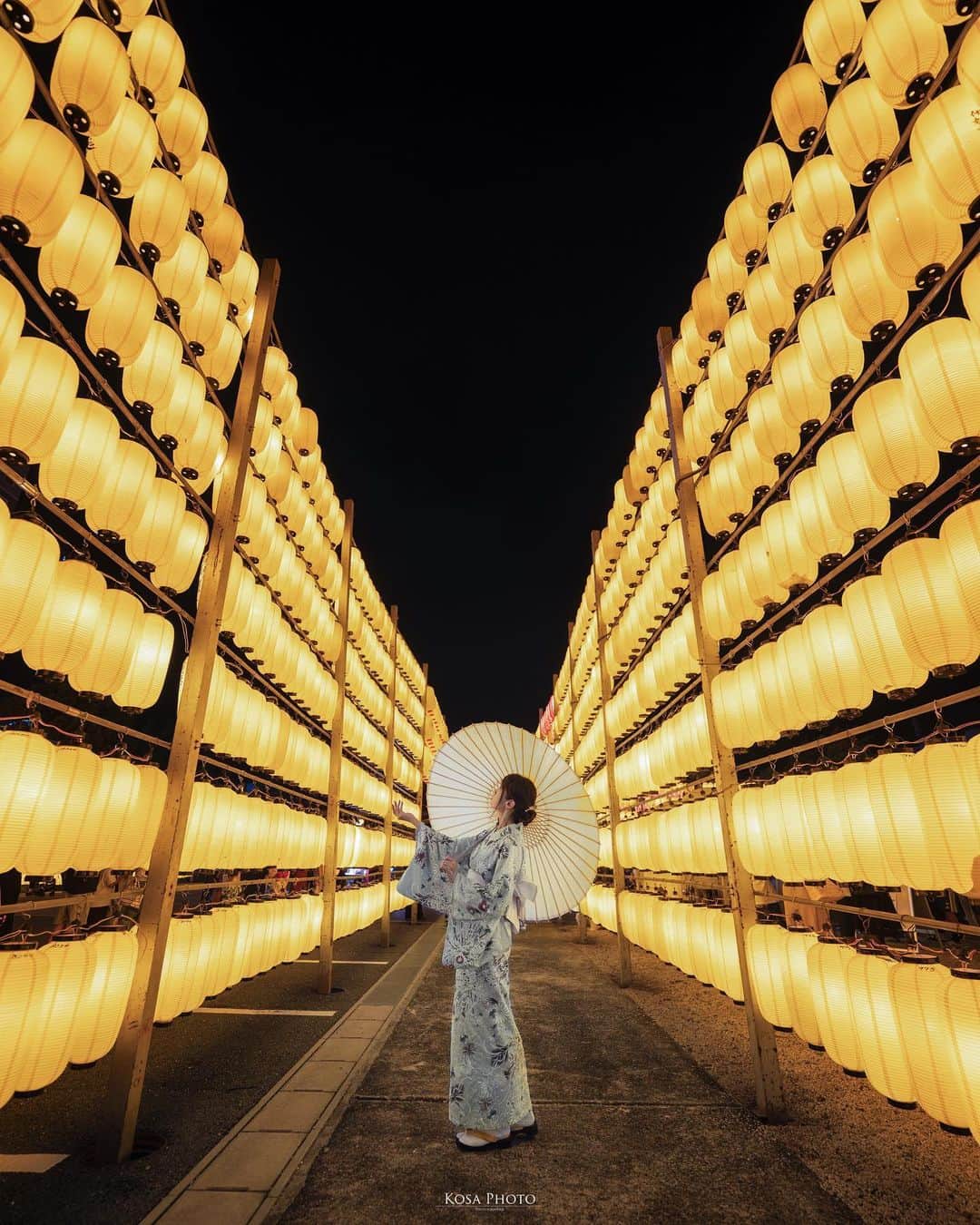 コサさんのインスタグラム写真 - (コサInstagram)「約6,000個の提灯は圧巻‼️ レンズをあれこれ変えて、妙に創作意欲を掻き立てられる場所でした👍  急に風が出てきたので車に戻ったら… ゲリラ豪雨に☔️ あと数分、遅れてたらアウトだったなぁ😲 . Location:三重 Mie / Japan🇯🇵 Date:2023年8月 Camera:Z9 in frame: @chami_2nd . #tokyocameraclub #art_of_japan_ #jgrv_member #team_jp_ #photo_jpn #sorakataphoto #LBJ_KING #mst_vip #広がり同盟メンバー #special_spot_legend #みんすと夏祭り #SBIいきいきフォトコンテスト2023 #万灯みたま祭 #raytrek_stylishsummer #tanddフォトコンテスト2023 #ワクワク #nikoncreators #nikoncreators_2023travel #jp_portrait_collection #ポトレファン倶楽部 #ポトレ撮影隊 #jp_mood  #jp_portrait部 #何気ない瞬間を残したい #clv_galerie #NSG_IG #mf_landscape #Rox_Captures #japan_best_pic」8月25日 19時53分 - kosa_photo
