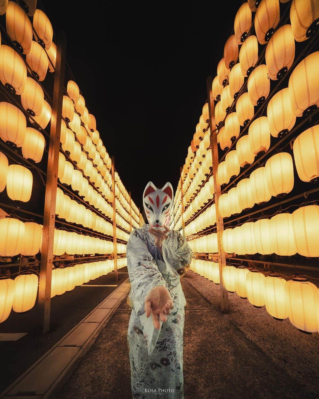 コサさんのインスタグラム写真 - (コサInstagram)「約6,000個の提灯は圧巻‼️ レンズをあれこれ変えて、妙に創作意欲を掻き立てられる場所でした👍  急に風が出てきたので車に戻ったら… ゲリラ豪雨に☔️ あと数分、遅れてたらアウトだったなぁ😲 . Location:三重 Mie / Japan🇯🇵 Date:2023年8月 Camera:Z9 in frame: @chami_2nd . #tokyocameraclub #art_of_japan_ #jgrv_member #team_jp_ #photo_jpn #sorakataphoto #LBJ_KING #mst_vip #広がり同盟メンバー #special_spot_legend #みんすと夏祭り #SBIいきいきフォトコンテスト2023 #万灯みたま祭 #raytrek_stylishsummer #tanddフォトコンテスト2023 #ワクワク #nikoncreators #nikoncreators_2023travel #jp_portrait_collection #ポトレファン倶楽部 #ポトレ撮影隊 #jp_mood  #jp_portrait部 #何気ない瞬間を残したい #clv_galerie #NSG_IG #mf_landscape #Rox_Captures #japan_best_pic」8月25日 19時53分 - kosa_photo