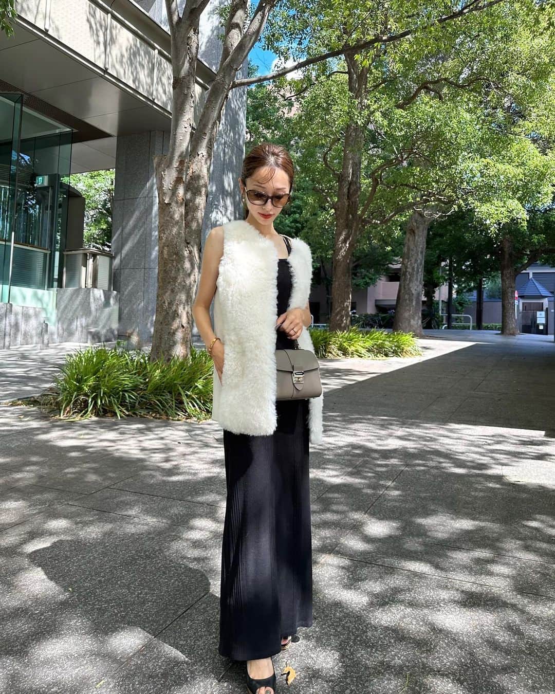 のインスタグラム：「最近私のフィードに沢山登場していたので お気づきの方もお会いかと思いますが…  はい、とってもお気に入りのファージレです🖤  まろやかなオフホワイトに 高級感のあるほわほわのファー 合わせやすさも着心地もはなまるなのです💯  こちらのファージレを含む今年の秋服を 8/27 13:00〜 インスタライブでご紹介いたしますので お時間合う方ぜひみてください☺️  @anayi_official   #ANAYI #pr #アナイ #秋服 #ファージレ #秋服コーデ #ファーベスト #低身長コーデ #ママコーデ」