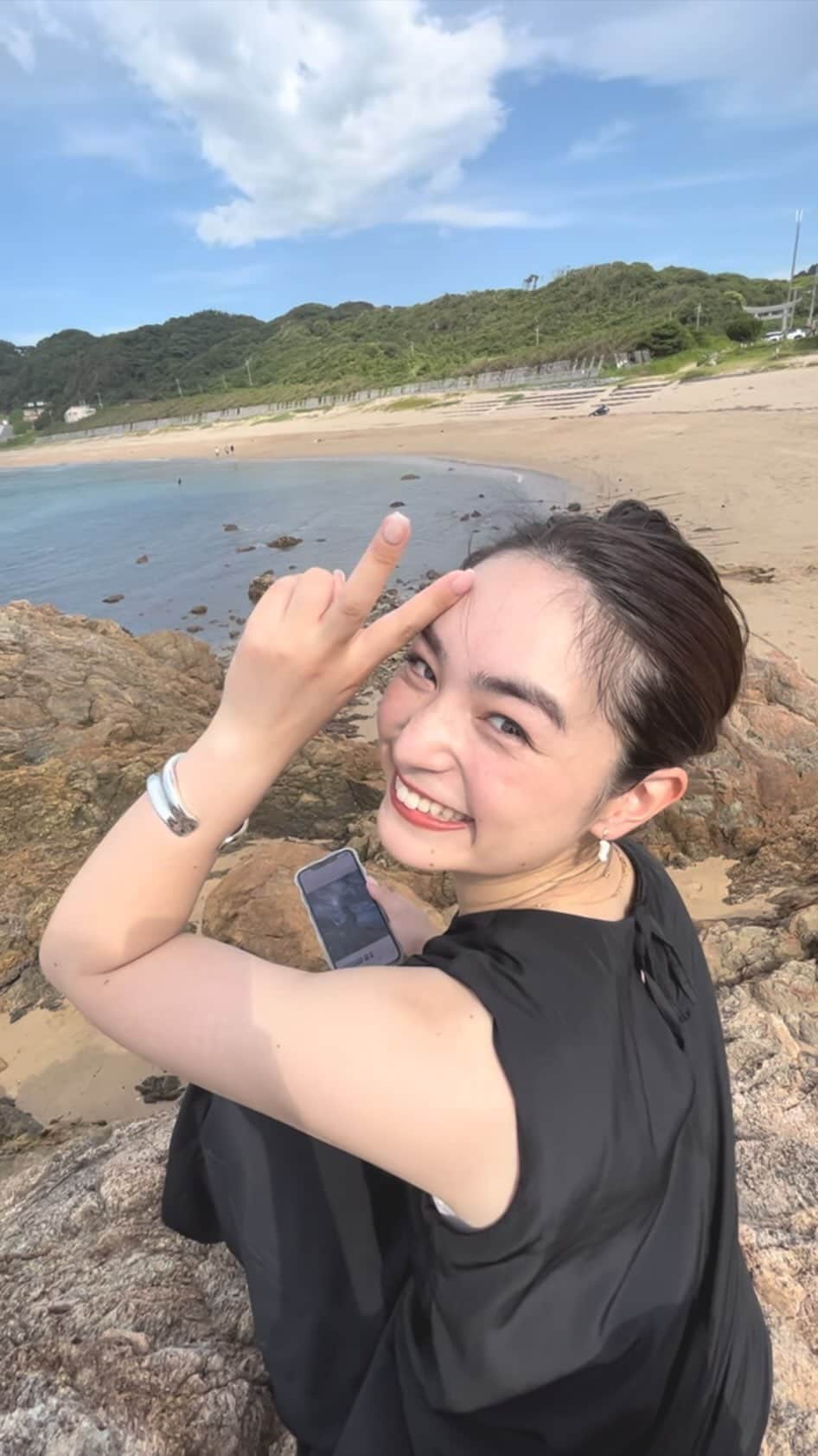 松原菜摘のインスタグラム：「"みんなインナーケア🍑してる？" のアンケート♡たくさん答えてくれてうれしいです🥹💓 してる、してないの比率はほぼ一緒🤔 だけど、してないけどしたい！の人が多くて、 メンズも多かったのがおどろきました🫢  インナーケアって大事！ってことはわかるんだけど、 実際この質の良い睡眠を取りたいのになかなか取れない人や、 バランスの良い食事をとりたくてもなかなか生活の中で難しかったり、、  なにからはじめていいのか、 どうしたら続けられるのか すごく難しいですよね😫🤷‍♀️  わたしもわからず、 とりあえず手当たり次第調べてみたら、 やっぱりからだを温めることが大事！！って事が たくさん出てきて、 そんなときよもぎ蒸しに出会いました🌿💕 もともと汗をかく事もすきで、冷たい飲み物食べ物もだいすきなので せめて温める習慣を…♡からだが喜ぶことを…♡ と😂 インナーケアってゆってもたくさんあるので じぶんのからだのためにできることをしていきたいですね🌼」