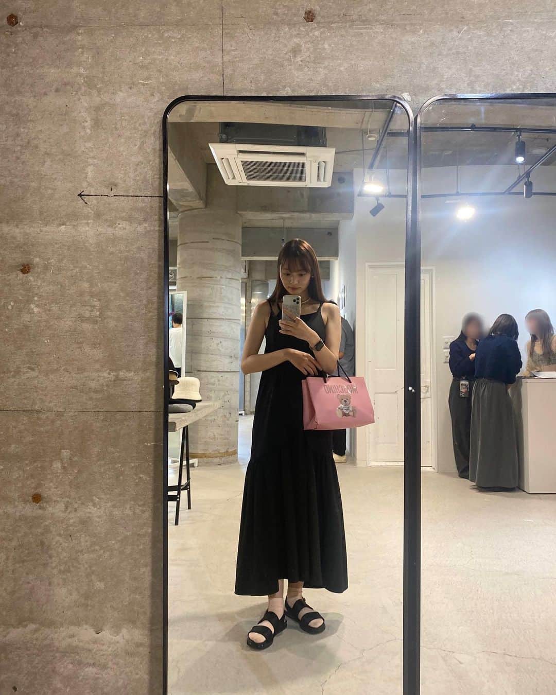 和田瞳さんのインスタグラム写真 - (和田瞳Instagram)「先日 @raycassin_ のa/w展示会へ。  この日のワンピースは前回s/s展示会でオーダーしたものを着ていきました🌚🖤  新作のお洋服たちが届き始める時期なので、もうそろそろ秋服の投稿が増えてくると思います〜  気持ちだけはすでにもこもこのコートを着たい！！  dress : #raycassin  inner : #GRL bag : #MOSCHINO sandals : #ZARA」8月25日 19時59分 - hitogram0218