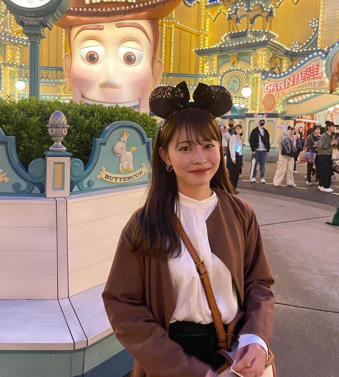 高木由梨奈のインスタグラム：「新しく発売されるハロウィンの耳を買いにディズニーに行きたいです。🎃♡  なんかこの写真幼く見えない？？😲  #ディズニーコーデ」