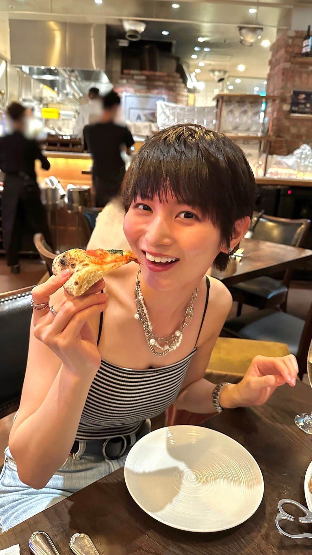 大島璃乃のインスタグラム：「ひさびさピザ🍕美味しすぎる~ お盆中食べすぎた~ので今絶賛食事制限中🚫  I went to Minatomirai in Yokohama during Obon. This restaurant is called "A16". I ate pizza for the first time in awhile🍕 That was so tasty!!👅  #神奈川 #横浜 #横浜グルメ #横浜観光 #横浜ディナー  #ピザ #イタリアン #みなとみらい #みなとみらいグルメ  #ディナー #ディナータイム #a16  #kanagawa #yokohama #yokohamagram  #minatomirai #dinner #dinnertime  #restaurant #pizza #pizzatime #pizzapizzapizza」