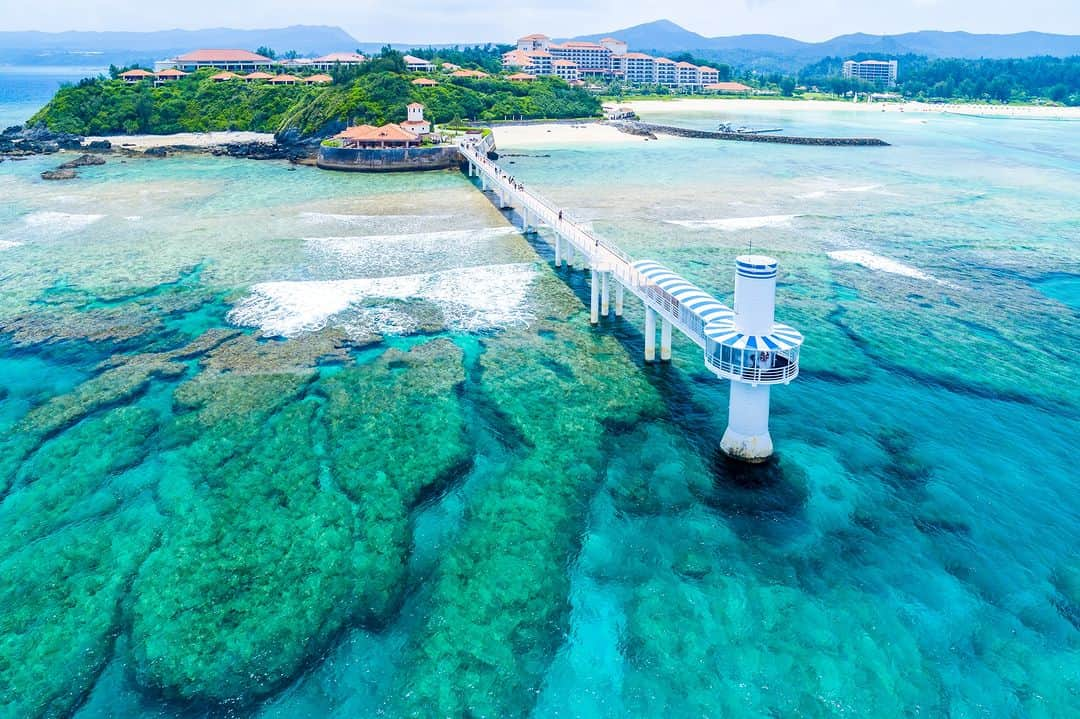 Be.okinawaのインスタグラム：「In Nago City, you can find the only underwater observatory tower on the main island of Okinawa at Busena Marine Park!  Get to witness the crystal-clear water, colorful coral reefs, and tropical fish🐠 at a depth of 5 meters from the observatory tower. Since it's an indoor observatory, you can enjoy and learn about Okinawa's marine creatures even on rainy days☔  #japan #okinawa #visitokinawa #okinawajapan #discoverjapan #japantravel #okinawamarine #okinawamarinepark #underswaterobservatory #okinawaobsevatory」