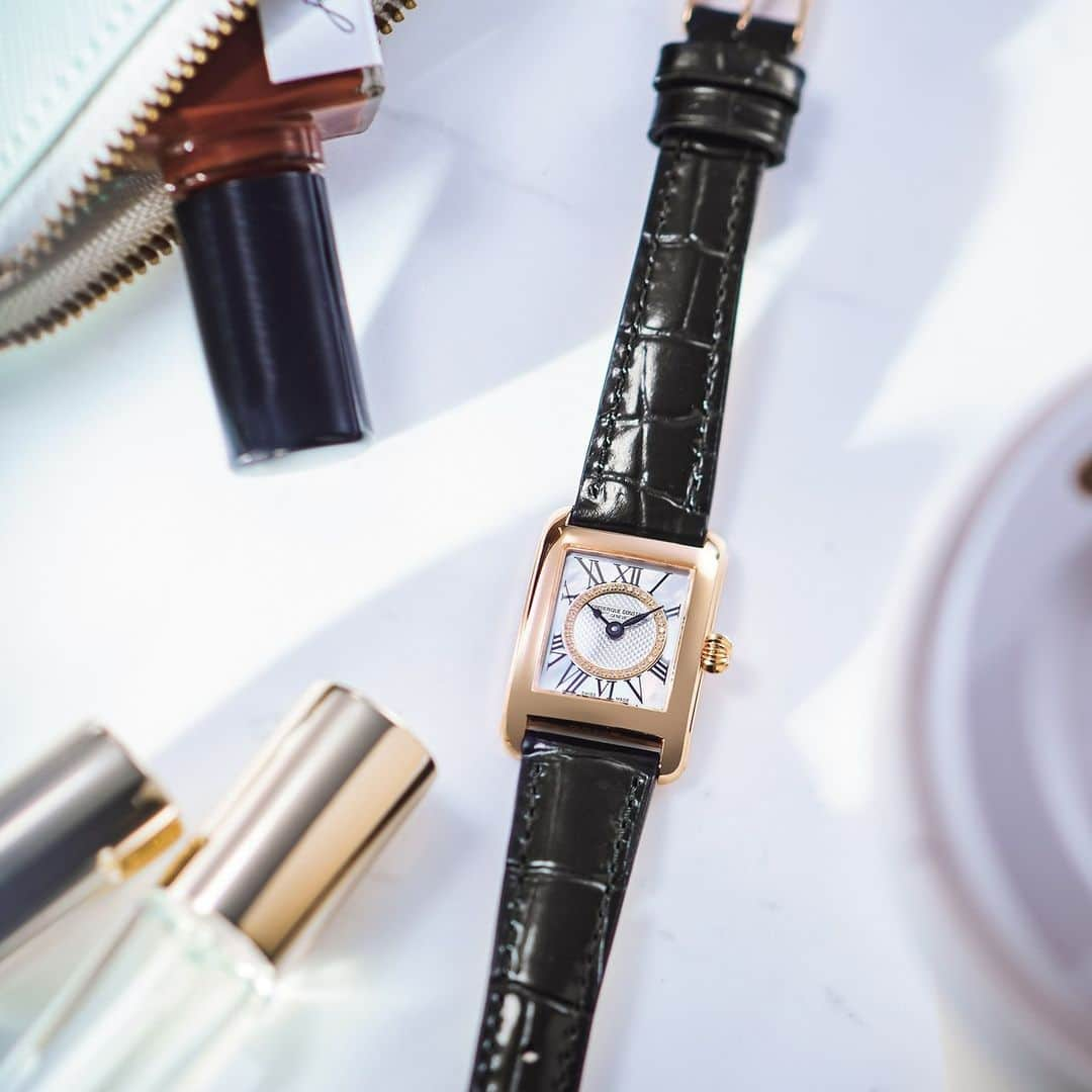 Frederique Constant Japanさんのインスタグラム写真 - (Frederique Constant JapanInstagram)「日々を彩るマストアイテム「クラシック カレ レディース」  大人の女性の身だしなみとして1本は持っていたい腕時計。  フレデリック・コンスタントの「クラシック カレ レディース」は文字盤中央のサークルにあしらわれたダイヤモンドが煌めき、ローマン数字インデックス、ギョーシェ装飾、レザーストラップなどのクラシカルな要素が上品な佇まいとなっています。 スイスメイドの美しい腕時計は、日々のライフシーンに彩りを与えてくれます。  《クラシック カレ レディース》 FC-200MPDC14 ¥181,500(税込) クォーツ、3気圧防水、カーフレザー、日本限定 . . . . . #FrederiqueConstant #swiss #swissmade #swisswatch #wristwatch #ladieswatch #carree #diamond #フレデリックコンスタント #レディースウォッチ #レディースファッション #時計 #腕時計 #大人時計 #大人ファッション #大人可愛い #大人シンプル #カレ」8月25日 20時00分 - frederiqueconstantjapan