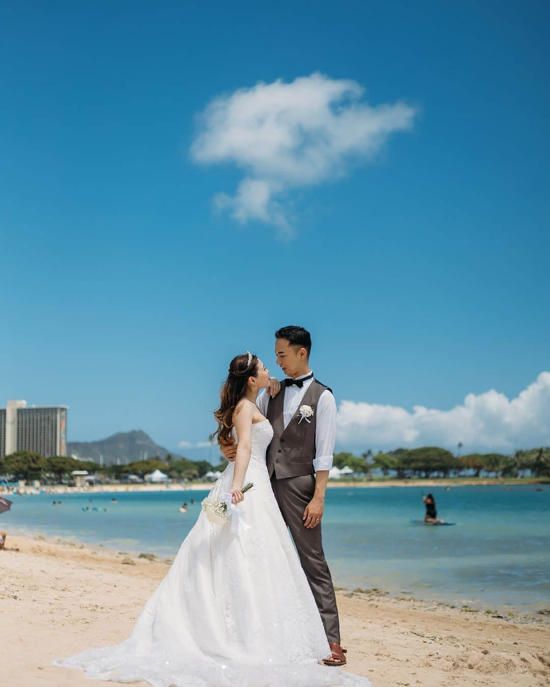 ファーストウエディング公式 ハワイウエディングのインスタグラム：「. ≪Hawaii/フォトツアー≫ Ala Moana Beach Park  ▽Special Thanks… photo　@katabirayuta  make　 @hawaiihairmake_aki   ＝＝＝＝＝＝＝＝＝＝＝＝＝＝＝＝＝＝＝＝＝＝ ■会場詳細・コーディネーターブログ・各種キャンペー ン 　資料請求、ご来店、オンライン相談は 　プロフィール欄のLinkよりご覧ください！ ＝＝＝＝＝＝＝＝＝＝＝＝＝＝＝＝＝＝＝＝＝＝  #FIRSTWEDDING #ファーストウエディング #リゾートウェディング #リゾート婚 #ハワイ挙式 #リゾート挙式 #フォトツアー #アラモアナビーチフォト #リゾ花 #家族婚 #2023夏婚 #2023秋婚 #2023冬婚 #2024春婚 #2024夏婚 #プレ花嫁 #プレ花嫁さんと繋がりたい #ハワイ旅行 #ハワイ好きな人と繋がりたい #ハワイ観光 #hawaii #hawaiitrip #hawaiiwedding #wedding #weddingphotography #bouquet #alamoanabeach  #ハワイウエディング #ハワイウェディングフォト」