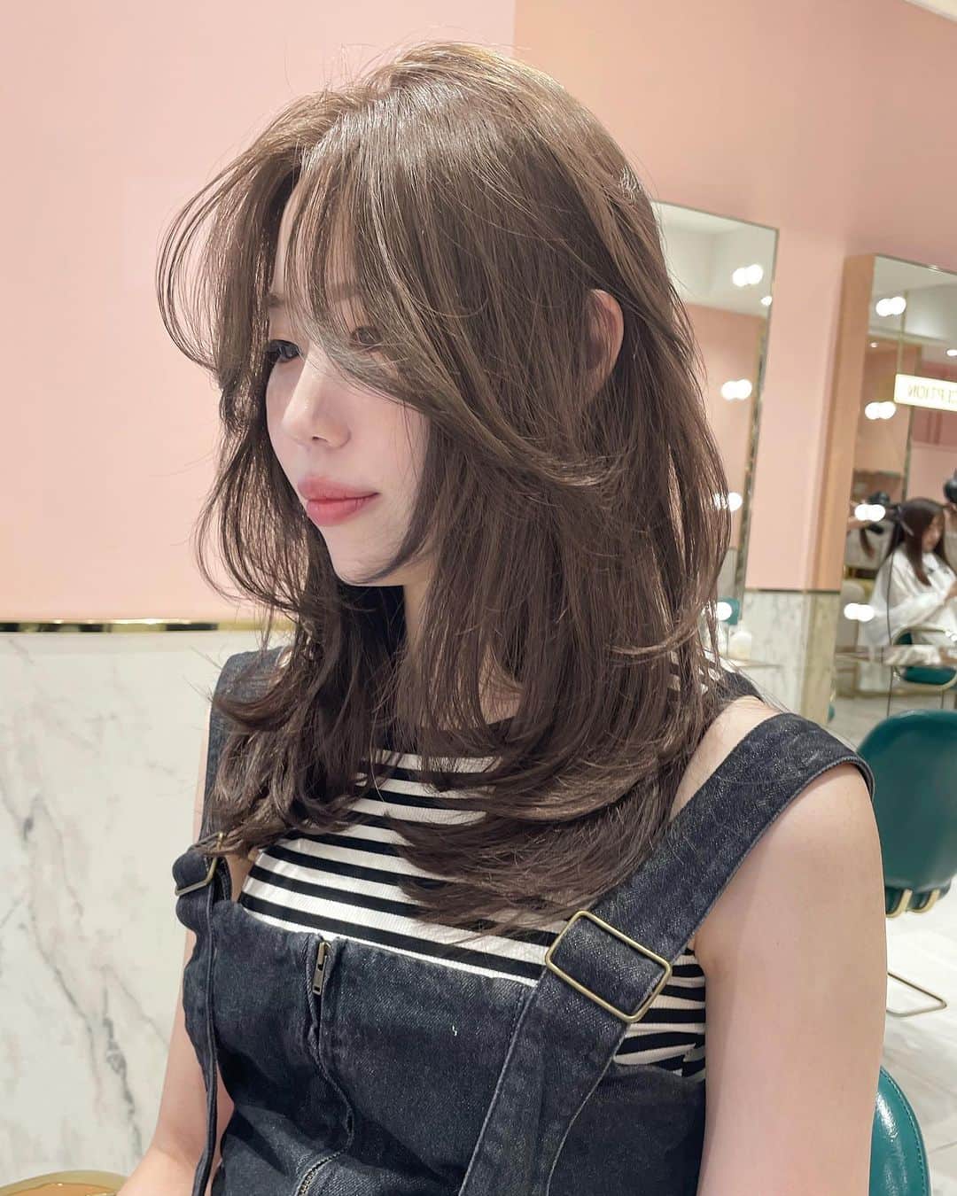 原涼香のインスタグラム：「🆕 A/Wおすすめトレンドヘア🤎🎀 レイヤーカット × ベージュ⊹ ｡ ﾟ⁖✦ ˖ ⊹ ｡ ﾟ˖ ✧  韓国の子みたいな #레이어드컷 と透明感抜群カラーが いまとってもイケてます🫶🏻 ㅤㅤㅤㅤㅤㅤㅤㅤㅤㅤㅤㅤㅤ ㅤㅤㅤㅤㅤㅤㅤㅤㅤㅤㅤㅤㅤ 🎀韓国HAIR STYLE menu... ㅤㅤㅤㅤㅤㅤㅤㅤㅤㅤㅤㅤㅤ ☑︎カット 長めのバングに 巻いても巻かなくてもかわいいレイヤーカット🩷  ☑︎プレミアムケアカラー(or Wケアカラー) 透明感バツグンのベージュカラー🤎 ㅤㅤㅤㅤㅤㅤㅤㅤㅤㅤㅤㅤㅤ ☑︎バイカルテトリートメント 韓国人みたいなツヤ髪はバイカルテトリートメントで叶います🤍  ㅤㅤㅤㅤㅤㅤㅤㅤㅤㅤㅤㅤㅤ ご予約はリンクから🫶🏻🔗  #SHIMA#韓国ヘア#韓国スタイル#レイヤーカット#ダークトーン#初カラー#暗髪#ベージュカラー#ラベンダーカラー#グレージュ#オリーブカラー#透明感カラー#銀座美容院#銀座美容室#美容師#시스루뱅#레이어드컷#koreanhair」