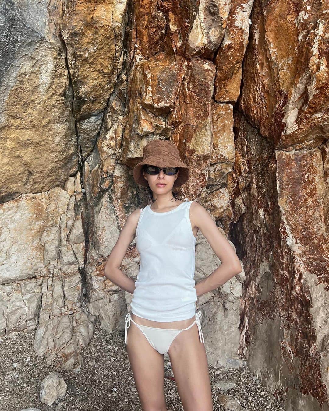 大屋夏南のインスタグラム：「Swipe for one of the most beautiful beaches 🐬 水の色が🥹今までで1番綺麗なビーチだったかも💫 追伸 あの水着は問題ありませんでした🫡」