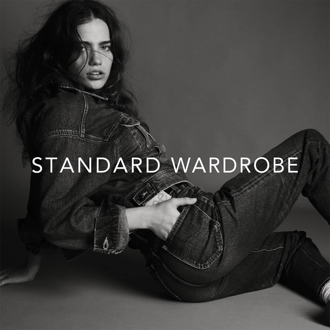 のインスタグラム：「. STANDARD WARDROBE  いつもクローゼットに置いておきたい 選べるマイスタンダードなデニムたち  トレンドに流されることのないスタンダードなデザインに加え、異なるシルエットで用意した8つのデニムアイテム。 自分に合ったシルエットを選んだり、クローゼットに何種類かストックしておけば、その日の気分に合わせてファッションスタイルを楽しむことができる。 そんなマイスタンダードを探す手伝いをSTANDARD WARDROBEは行います。  #lee #leejapan #leejeans #standardwardrobe #リー #リージャパン #スタンダードワードローブ」