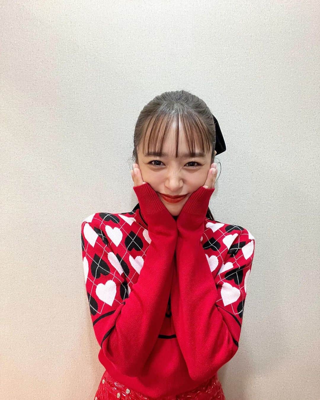 近藤千尋のインスタグラム：「今日の衣装は真っ赤っかでした❤️❤️❤️笑 #近藤千尋衣装  tops,skirt @msgm pierce @unoaerre_japan shoes @sergiorossi」