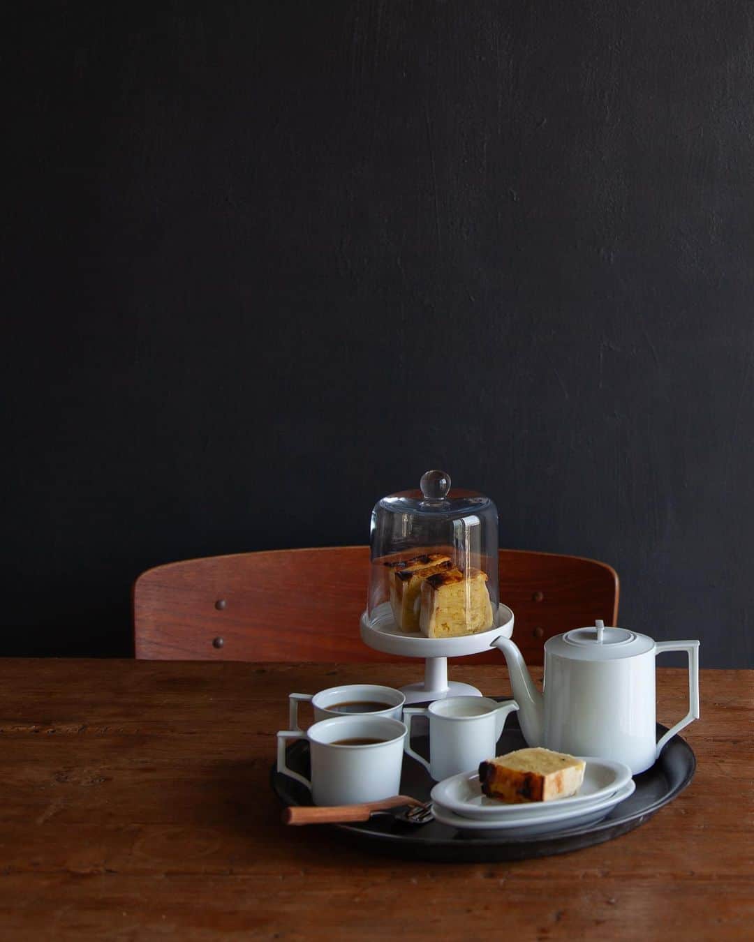 cafe_no_maのインスタグラム：「English follows Japanese   ドイツのフランクフルトでみつけたケーキスタンド。シンプルでしっかりした作りが気に入っています。かわいらしさや派手さはありませんが、無駄がなく、私が望むインテリアコーディネートにぴったりとフィットしてくれるんです。  インテリアを考えるときに最も気を配ることは、“周囲に馴染むかどうか”ということ。このケーキスタンドも、ぽつんとひとつ置いて飾ると寂しい印象になりますが、キッチンカウンターに、同じ素材のガラス瓶とならべて置くと統一感があり、すっきりとしながらどこか賑やかな楽しい印象も与えてくれます。全文は、プロフィールリンク（ @cafe_no_ma ）から、ウェブマガジン「エブリデイ コーヒー リトリート」をご覧ください。  I found this cake stand in Frankfurt, Germany. I'm drawn to its simple yet sturdy design. While it doesn't scream cuteness or flamboyance, it's free of excess and fits perfectly with the interior style I desire.  When considering interior design, what I prioritize most is "how well it blends into its surroundings." Alone, this cake stand might seem a bit lonely, but when placed on the kitchen counter alongside glass containers of the same material, it brings a sense of cohesion, offering both a clean and lively touch. For the full story, please visit our web magazine "Everyday Coffee Retreat" via the profile link ( @cafe_no_ma ).」