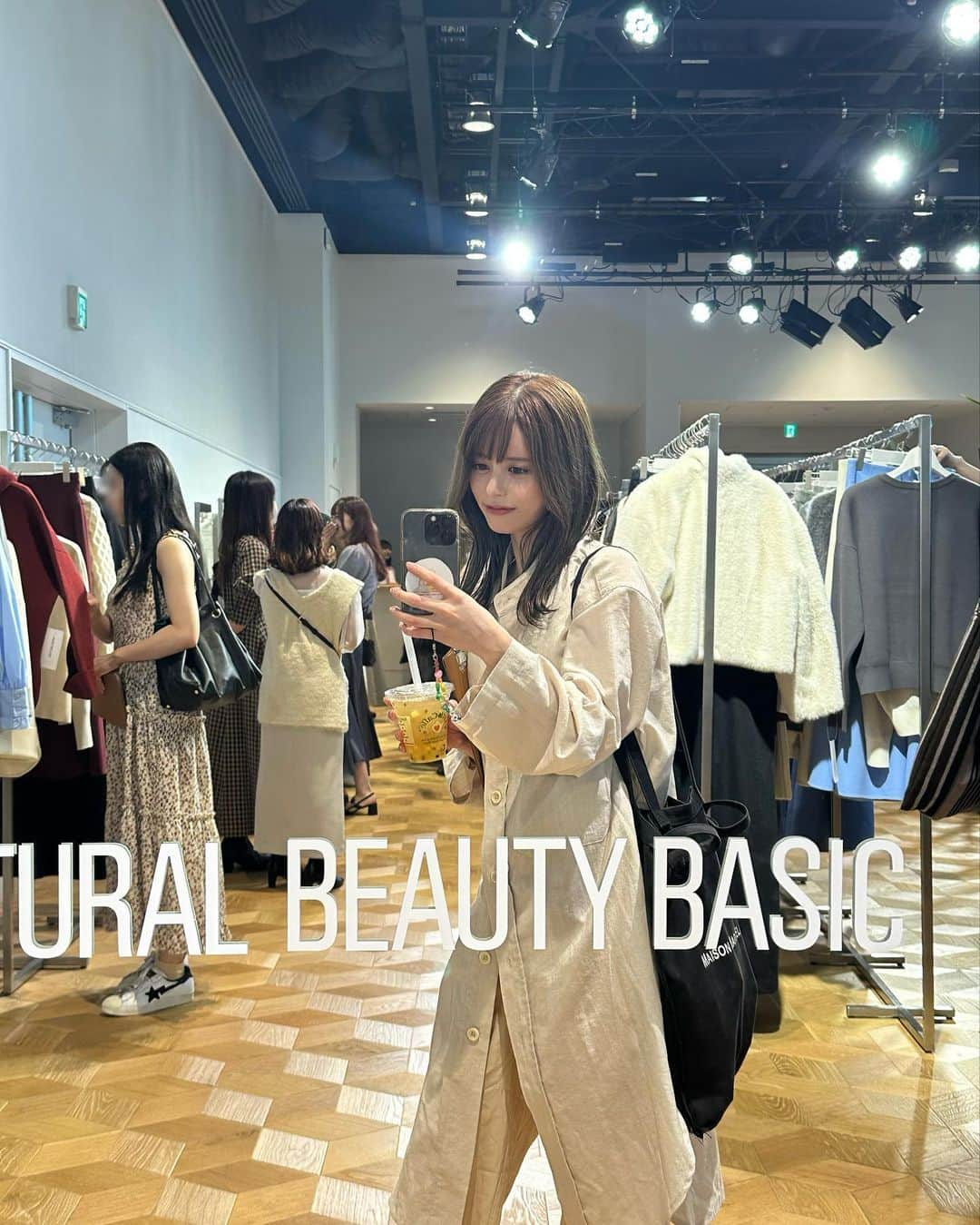 吉崎綾のインスタグラム：「展示会へ🫶🏻 @naturalbeautybasic_official   写真の3点が可愛過ぎて即決した！ 届くの楽しみすぎる❤️‍🔥！！ 今年の冬はふわふわですね〜  #naturalbeautybasic#NBB#ナチュラルビューティーベーシック」