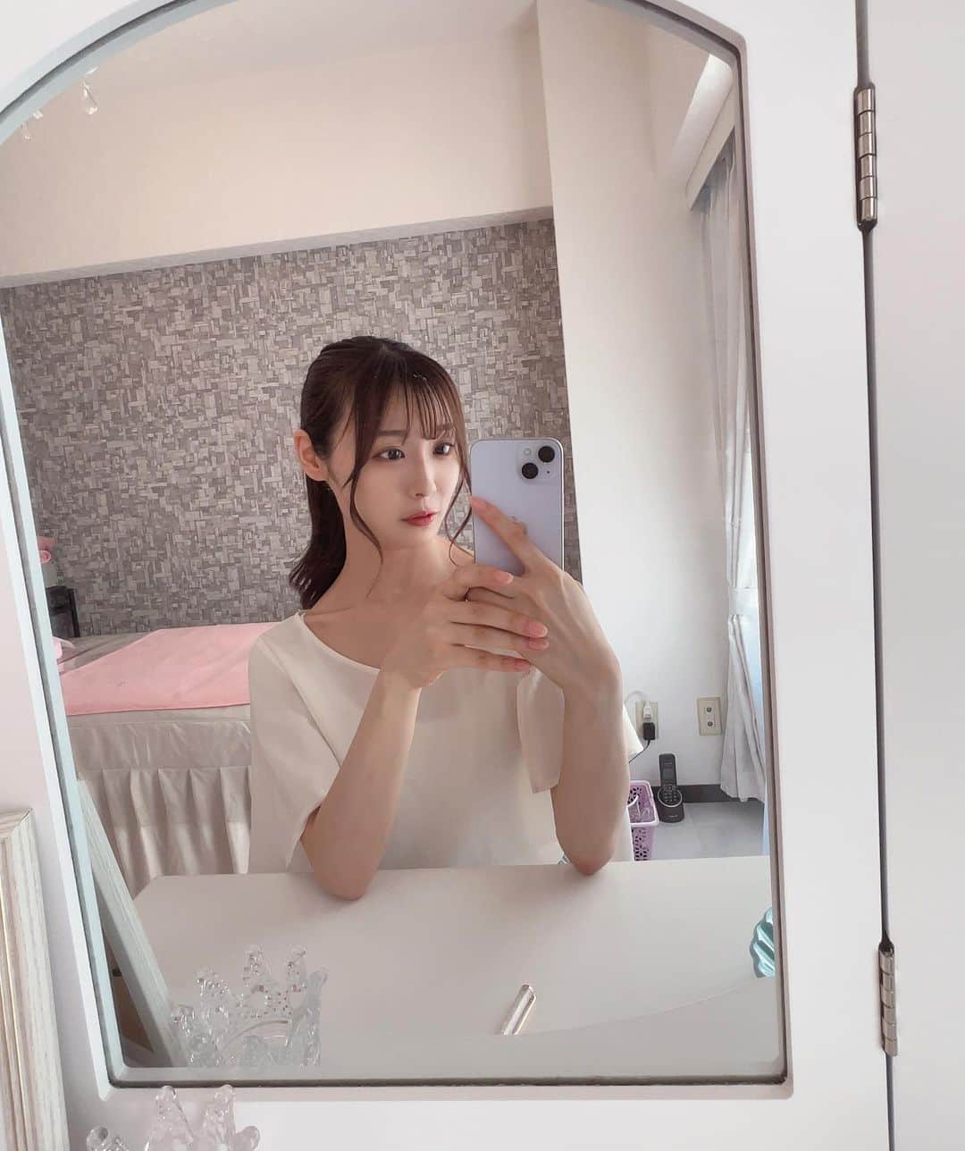 雪音まりな（まーりん）のインスタグラム：「. 水着の撮影前だったので、 @lotus_maria88  さんでバストケアを受けてきました✨ 最新の機器と手技で肩の凝りからほぐした後、ゆっくり時間をかけてお腹や腕も含めケアして頂けます。施術中、電極板を敷いて寝るので、血流の促進を促したり、自律神経も整うとのことです😌 疲れていたのですぐ寝てしまいましたが、施術が終わってみるとバストがとてもふわふわ、ふっくらしていました！ そして、最後にバタフライピーのハーブティーとお菓子まで出してくださいます💯 駅近ですし、可愛い内装でとてもオススメです💓  . . .  #バストアップ #バストアップサロン #育乳 #姿勢矯正 #バストケア #エステサロン吉祥寺 #バストアップサロン吉祥寺」