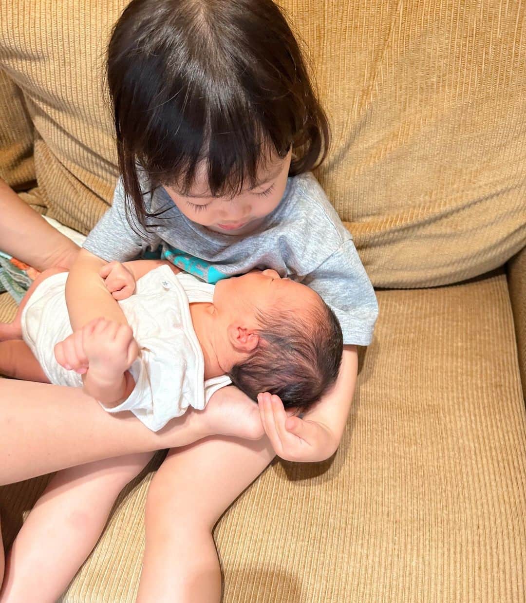 松原加奈恵さんのインスタグラム写真 - (松原加奈恵Instagram)「🐵🌸 台風の日に産まれて大雨警報が出てた昨日 無事に退院しました。  家族にたくさんの心配と迷惑をかけたけど 無事に出産が終わって本当によかった〜。  産休に入ってから、ほとんど入院してて 思っていた感じのマタニティライフとは全然違ったけど  妊娠と出産とみんなほんとそれぞれで でもみんなまじで命懸けってことは確か。  入院中いろんな気持ちに襲われて、 何回も泣いたりして(ホルモンバランス崩壊) だけど赤ちゃんに会えて 触れた時、あーこの瞬間のために 今日まで自分よく頑張ったなぁって。 みんなありがと〜〜😮‍💨😮‍💨って。 (家族、友達、先生、助産師さん、入院中の仲間たち)  なんか上手くまとめれなかったけど  とにかく 久しぶりの夜間の授乳はしっかり眠たい🥱🥱」8月25日 20時05分 - piiiiiiico