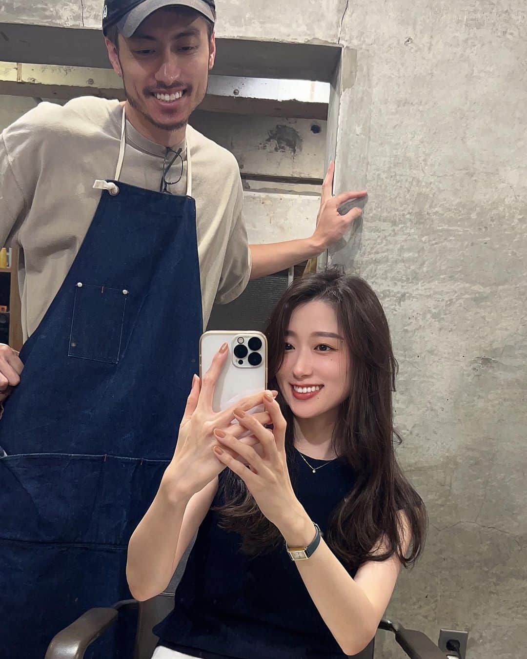 丹羽咲絵のインスタグラム：「かれこれ15年の付き合い。  15年間ずっと、 私の髪ははっしーにお願いしている。  「清楚で可憐なお姉さんにして！」  という無茶苦茶なオーダーを、  何の疑問もなく サラっとこなしてくれるハッシー。  近況報告もしながら、 今回も素敵に仕上げてもらった◎  いつも自信をつけさせてくれて ありがとう！  これからもよろしくね◎」
