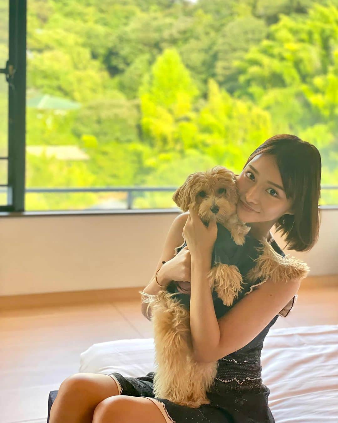 若菜奈央のインスタグラム：「ぷうと一緒に旅行❤️‍🔥🐶 旅館にドッグランとワンちゃんと入れる温泉あって良かった(≧∀≦) ぷう、ずっと一緒だよー☀️ 可愛い顔いっぱい見れてママ幸せ😍 ってか、運動と料理と犬しか普段してない😂w . . . .」