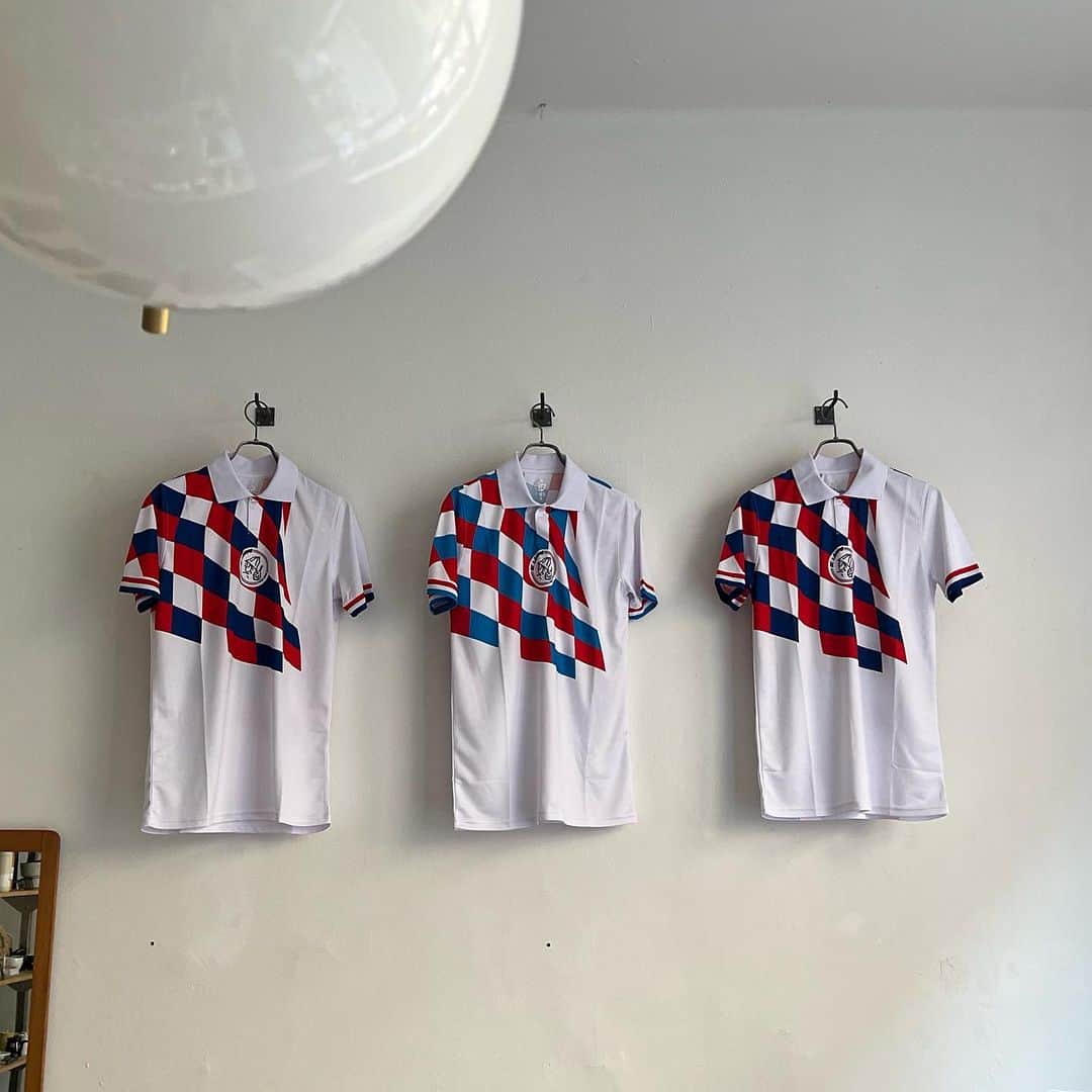 のインスタグラム：「サウナ愛を継承する架空のサッカーチーム⚽️ @sc_lampo_sauna  フォローして“サ”ポーターになってね👍 #sclämpö#football#footballkit#サッカー#soccer#サッカーユニフォーム#フィンランド#ヘルシンキサウナ#sauna」
