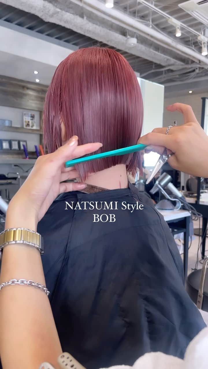 NATSUMI/渋谷店のインスタグラム：「イングラでつくるフィットボブ！✂︎✂︎✂︎ ピタッと首にフィットするので 乾かすだけでもきまります✨  カラーは前回のブリーチリタッチのみで おかわりピンクベージュ🫶🏻  ミニボブってほんとかわいい。。💕  9月の予約もすでに埋まってきておりますので お早めに☺️！  平日は渋谷店、土日は渋谷PARCO店です！！！  #ボブ #ミニボブ #カット動画 #ピンクベージュ #ピンクカラー #ハイトーンカラー #ハイトーン #bob #bobhaircut #渋谷」