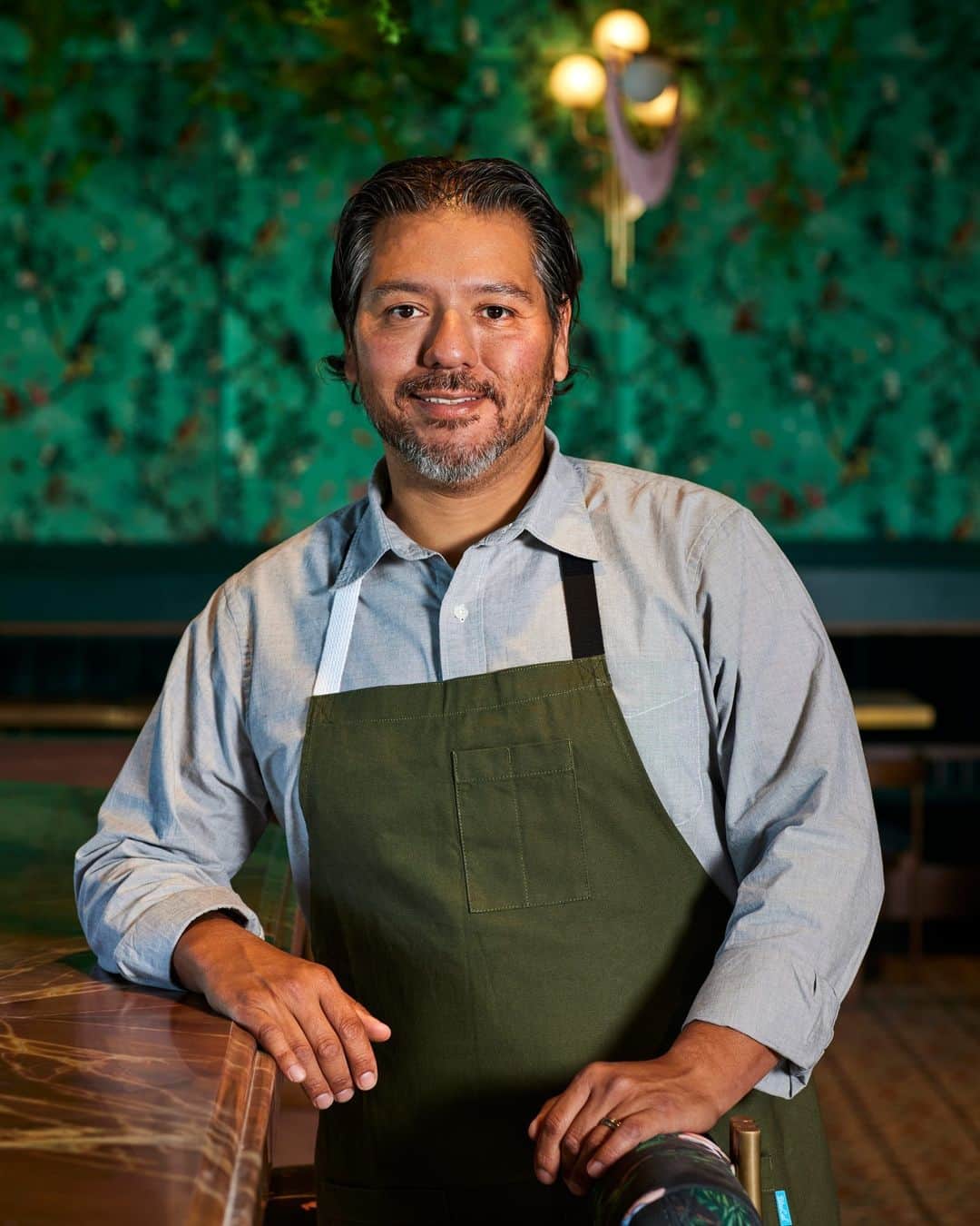 Eater LAさんのインスタグラム写真 - (Eater LAInstagram)「Chef Ray Garcia is (@chefraygarcia) ready to deepen his roots within Downtown Los Angeles. The longtime chef has his restaurant Asterid at the Walt Disney Concert Hall and for years ran lauded restaurants Broken Spanish and B.S. Taqueria. Now he’s ready to debut an open flame dynamo known simply as Qué Bárbaro (@quebarbaro.dtla) inside the Level 8 development near L.A. Live.  Set against the city skyline, Qué Bárbaro will act as a home for Garcia’s passion for Argentinian and South American cooking. “My wife’s family is from Argentina,” Garcia says. “Going to her family’s house for the first time and having an asado [Argentininan barbecue gathering], it was amazing. The meats on the grill, the conversation, the joy and laughter, and just that ritual of bringing lives together — I want to tap into that cultural experience, and put it in the center of the dining room.”  Read about the highly anticipated opening on August 26 from the storied LA chef, written by Eater LA senior editor Farley Elliott (@overoverunder).  📸: Food and drinks by @andreadagosto; interiors by @michaelkleinbergphotography」8月26日 2時05分 - eater_la