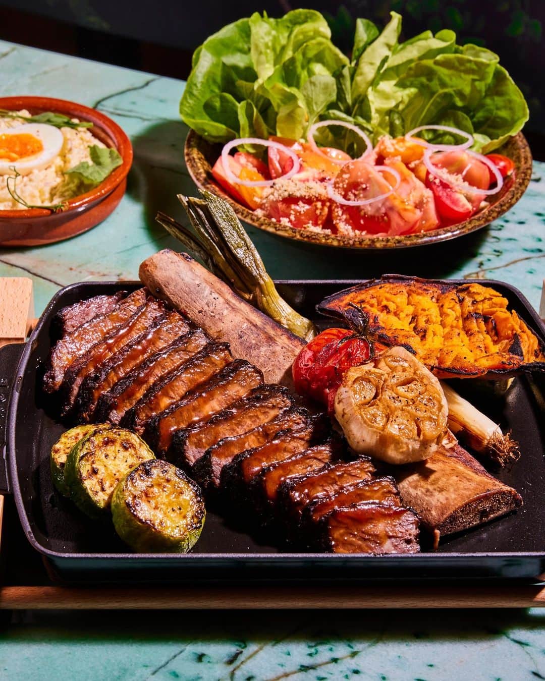 Eater LAさんのインスタグラム写真 - (Eater LAInstagram)「Chef Ray Garcia is (@chefraygarcia) ready to deepen his roots within Downtown Los Angeles. The longtime chef has his restaurant Asterid at the Walt Disney Concert Hall and for years ran lauded restaurants Broken Spanish and B.S. Taqueria. Now he’s ready to debut an open flame dynamo known simply as Qué Bárbaro (@quebarbaro.dtla) inside the Level 8 development near L.A. Live.  Set against the city skyline, Qué Bárbaro will act as a home for Garcia’s passion for Argentinian and South American cooking. “My wife’s family is from Argentina,” Garcia says. “Going to her family’s house for the first time and having an asado [Argentininan barbecue gathering], it was amazing. The meats on the grill, the conversation, the joy and laughter, and just that ritual of bringing lives together — I want to tap into that cultural experience, and put it in the center of the dining room.”  Read about the highly anticipated opening on August 26 from the storied LA chef, written by Eater LA senior editor Farley Elliott (@overoverunder).  📸: Food and drinks by @andreadagosto; interiors by @michaelkleinbergphotography」8月26日 2時05分 - eater_la