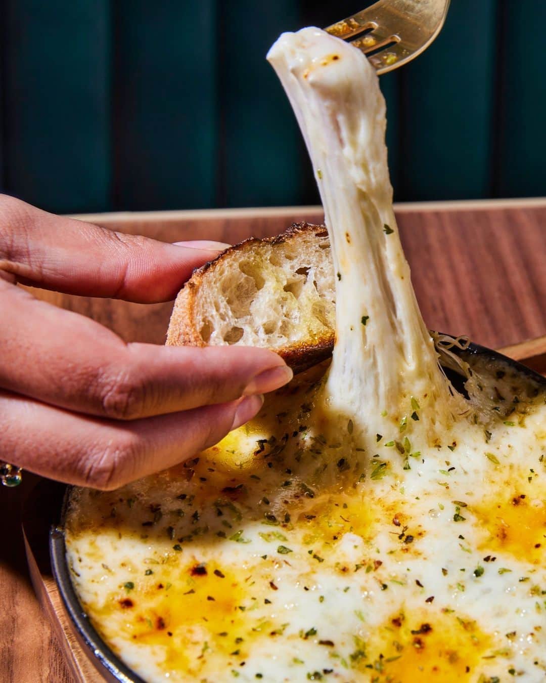 Eater LAさんのインスタグラム写真 - (Eater LAInstagram)「Chef Ray Garcia is (@chefraygarcia) ready to deepen his roots within Downtown Los Angeles. The longtime chef has his restaurant Asterid at the Walt Disney Concert Hall and for years ran lauded restaurants Broken Spanish and B.S. Taqueria. Now he’s ready to debut an open flame dynamo known simply as Qué Bárbaro (@quebarbaro.dtla) inside the Level 8 development near L.A. Live.  Set against the city skyline, Qué Bárbaro will act as a home for Garcia’s passion for Argentinian and South American cooking. “My wife’s family is from Argentina,” Garcia says. “Going to her family’s house for the first time and having an asado [Argentininan barbecue gathering], it was amazing. The meats on the grill, the conversation, the joy and laughter, and just that ritual of bringing lives together — I want to tap into that cultural experience, and put it in the center of the dining room.”  Read about the highly anticipated opening on August 26 from the storied LA chef, written by Eater LA senior editor Farley Elliott (@overoverunder).  📸: Food and drinks by @andreadagosto; interiors by @michaelkleinbergphotography」8月26日 2時05分 - eater_la