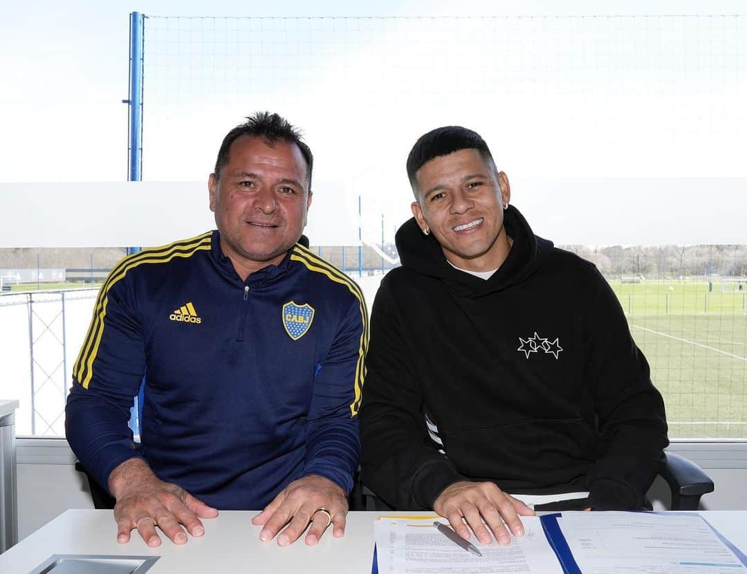 マルコス・ロホのインスタグラム：「✍️ Marcos Rojo, acompañado por Marcelo Delgado del Consejo del Fútbol, firmó la extensión de su contrato hasta diciembre 2025.  ¡Vamos, Capitán! 🫡6️⃣  #DaleBoca 🔵🟡🔵」