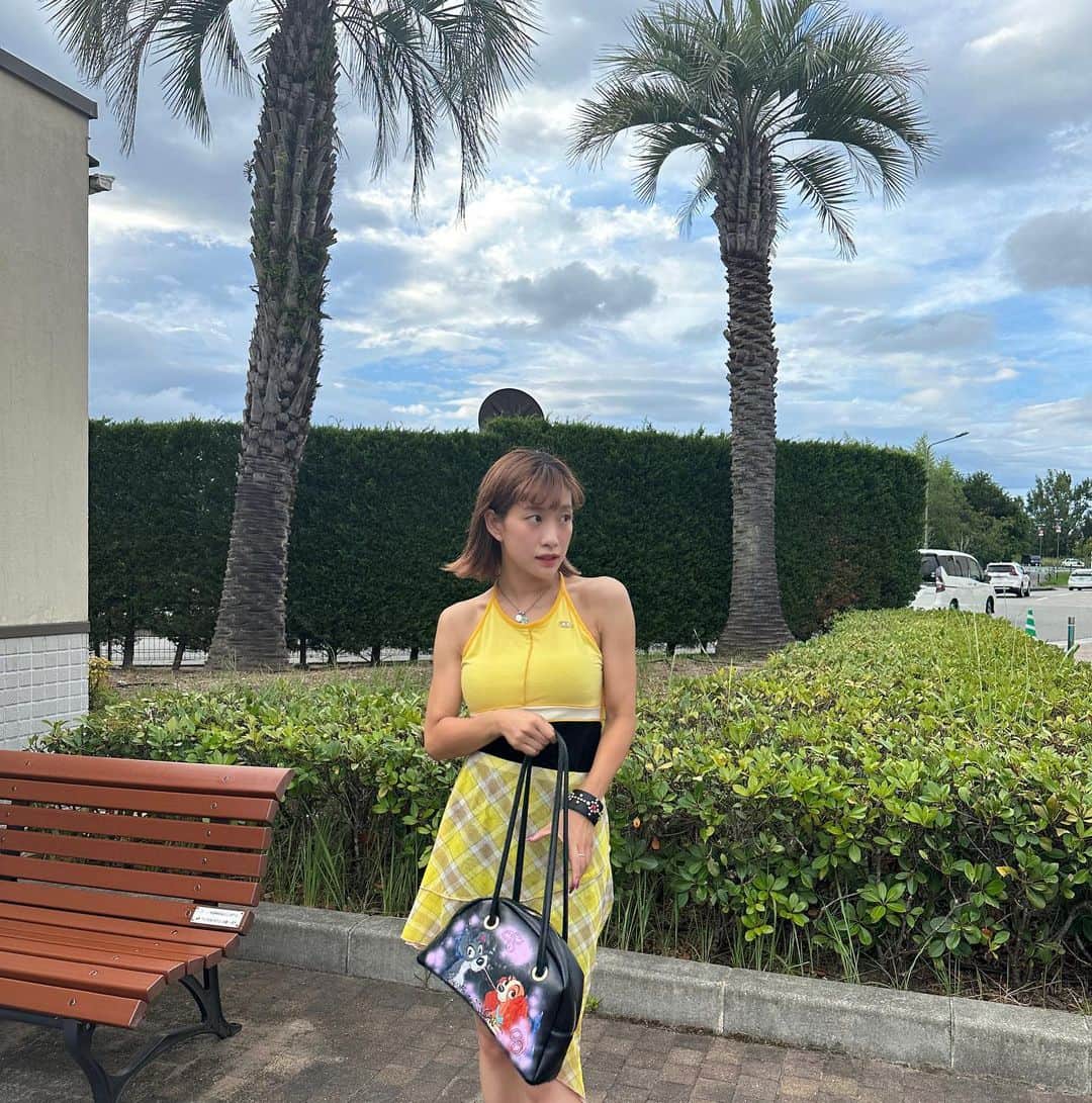 HANAのインスタグラム：「💛🧽📒🛵🎾  わんわん物語のカバン🧳描いてもらったの🥹🤝 世界に一つだけのカバン💕 うれしいい〜💕💕  大切にしますっ🫶ありがとうございます💛」