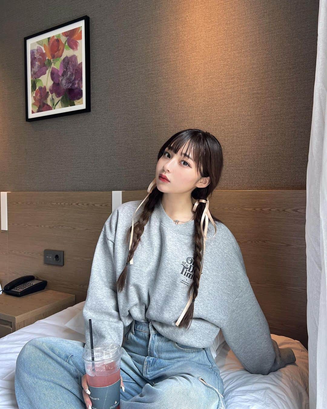 すずのインスタグラム：「💻  suzuOriginal  カジュアルロゴスウェット 🤍💙  どっちの色も好きすぎて選べません… 皆はどっちが好き…？  スウェットって絶対1枚はもってて使えるしオリジナルで作って皆とお揃いに出来たらいいな〜という思いからずっと試行錯誤しながら作ってました🪡  やっと形になって皆に報告できるのが嬉しい…🫨💕 もう既に入荷リクエストも頂いてて…🙇‍♂️  ほんとまだまだ暑いけど秋に向けて着るのを楽しみにして貰えたらなっ♡⃛」