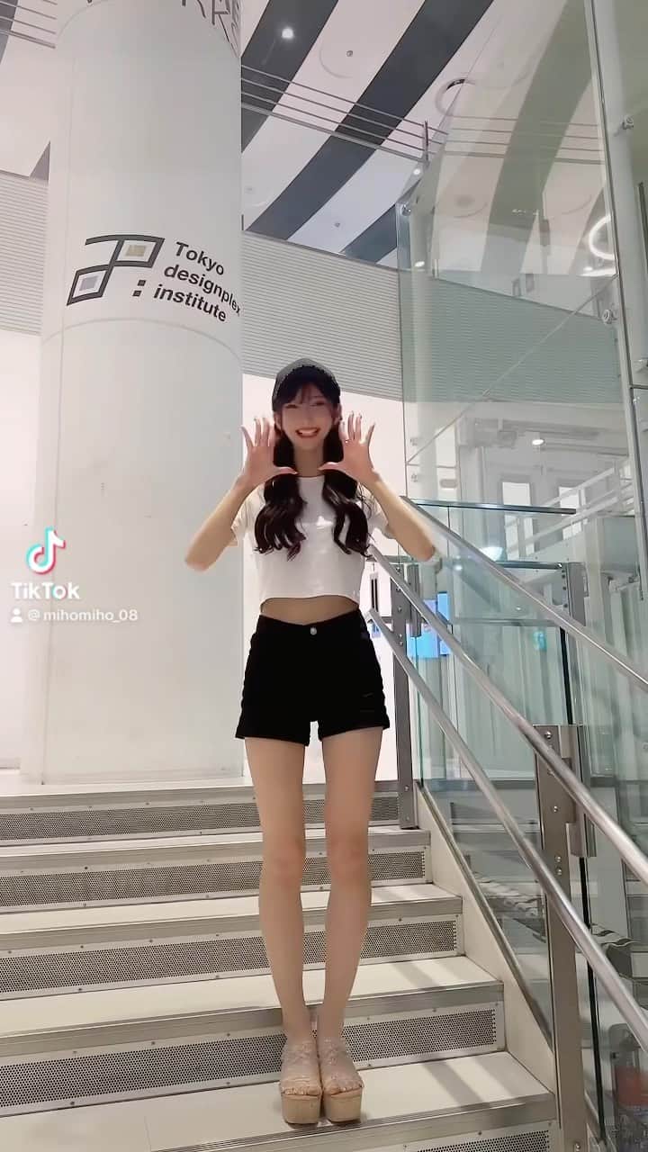山広美保子のインスタグラム：「やっぱ好きなの🫶🏻 . . . . . . #トップス #コーディネート #デニム #デニムコーデ #スキニー  #パンツ #パンツコーデ #美脚 #スニーカー #ニット#ニットワンピース  #ワンピース  #私服 #全身コーデ #アイドル #idola #lucu #cantik #ไอดอล  #follow #フォロワー募集中 #いいね返し #ショートパンツ #乃木坂46  #大人 #大人女子 #大人女子コーデ #美脚 #撮影 #夏服」