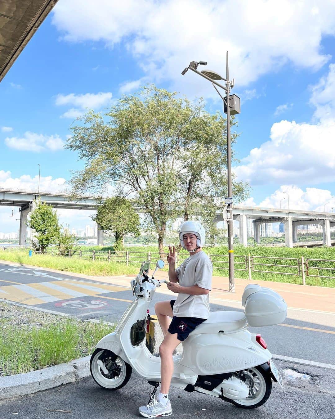 イ・ギュヒョンのインスタグラム：「#날이좋아서 #연습가는길에 #뉴애마 #vespa #justinbieber」