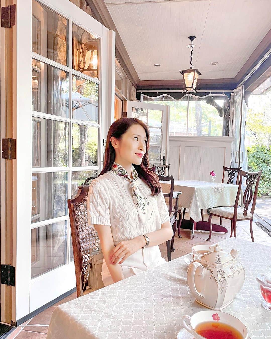 ちゃぴたんのインスタグラム：「📍@ruze.classique 🫖✨✨  軽井沢のお気に入りカフェ💕  Tops @theboutique_flamboyant  ショートスリーブニットトップス ¥6,480 税込  Skirf @dior」