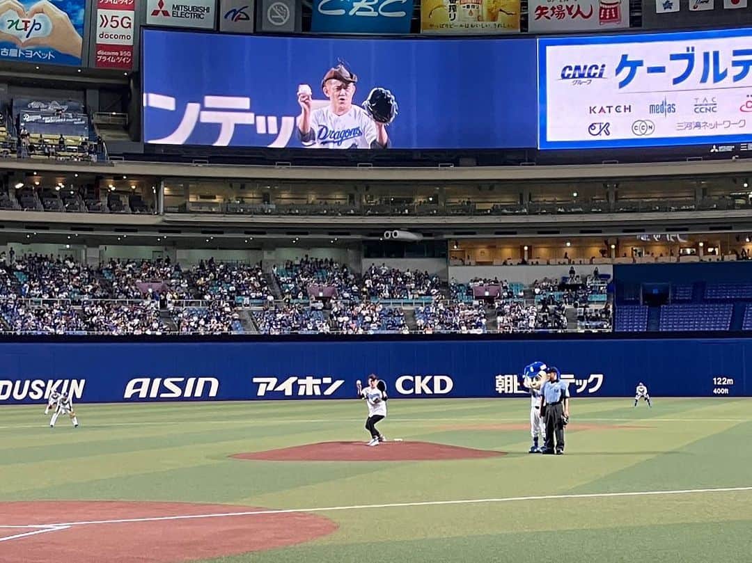 ハンバーグ師匠（井戸田潤）のインスタグラム：「バンテリンドームで始球式でジュ〜 ありがとうございました！ 大野雄大さんとパシャリ📸 がんばれドラゴンズ🔥 #始球式 #バンテリンドームナゴヤ  #バンテリンドーム #名古屋 #中日ドラゴンズ  #井戸田潤」