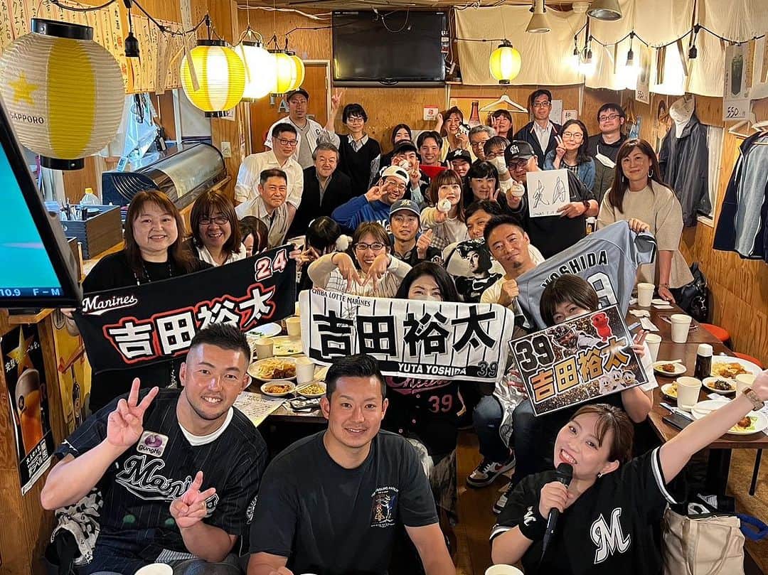 千葉えりかのインスタグラム：「あけましておめでとうございます。 今年初めてのフィード投稿です。  インスタは相変わらず苦手なんですよね🤪まじごめん  でもこれは記録として残しておきたいから！ すーんごい今更だけど 投稿します。  ５月のイベントの話なのですが（笑）  ウッチャエさん、元千葉ロッテマリーンズ内竜也さん、 そしてジョッキー船橋店さんのご協力の元 昨年引退された吉田裕太さんをお招きしてイベントを開催させて頂きました。  またなんかジョッキー船橋でイベントやりたいね！って話から ウッチャエさんに 『吉田裕太さんのイベントお願いします！』ってリクエストがたくさんきてるというお話を聞いて 確かに一ロッテファンとしても 吉田さんにお話聞きたいなと思い 内さんにキャスティングをお願いし 実現したこの回。 ちなみに吉田さんは引退後これが初めてのイベントだったそうです。  参加してくださった皆様の声を聞いたら 本当にやってよかったなぁと思いました。  『吉田くんと会える機会を作ってくれてありがとう』ってたくさん言っていただいたけど 来てくださる皆さんがあってこそなので こちらこそありがとうでしかないし 本当にたくさんの方のご協力があってこそのこの回です。  「人手がたりない！！」 と急遽スタッフまやちゃん（ @aoimaya_ny ) にお願いしちゃったけど 贅沢なスタッフ使いでしたww  ジョッキー船橋店さんも 前回のイベントを踏まえ いろんな工夫をしてくださって 本当に感謝しかないです🥲  語り始めたら止まらなくなっちゃうくらい 思い入れのこもったイベントでした。  内さんと吉田さんのお話しこんなに間近で聞けて 幸せ空間でした🥹♥️  また皆さんと会えるように 今後も頑張ります！！！  #chibalotte」